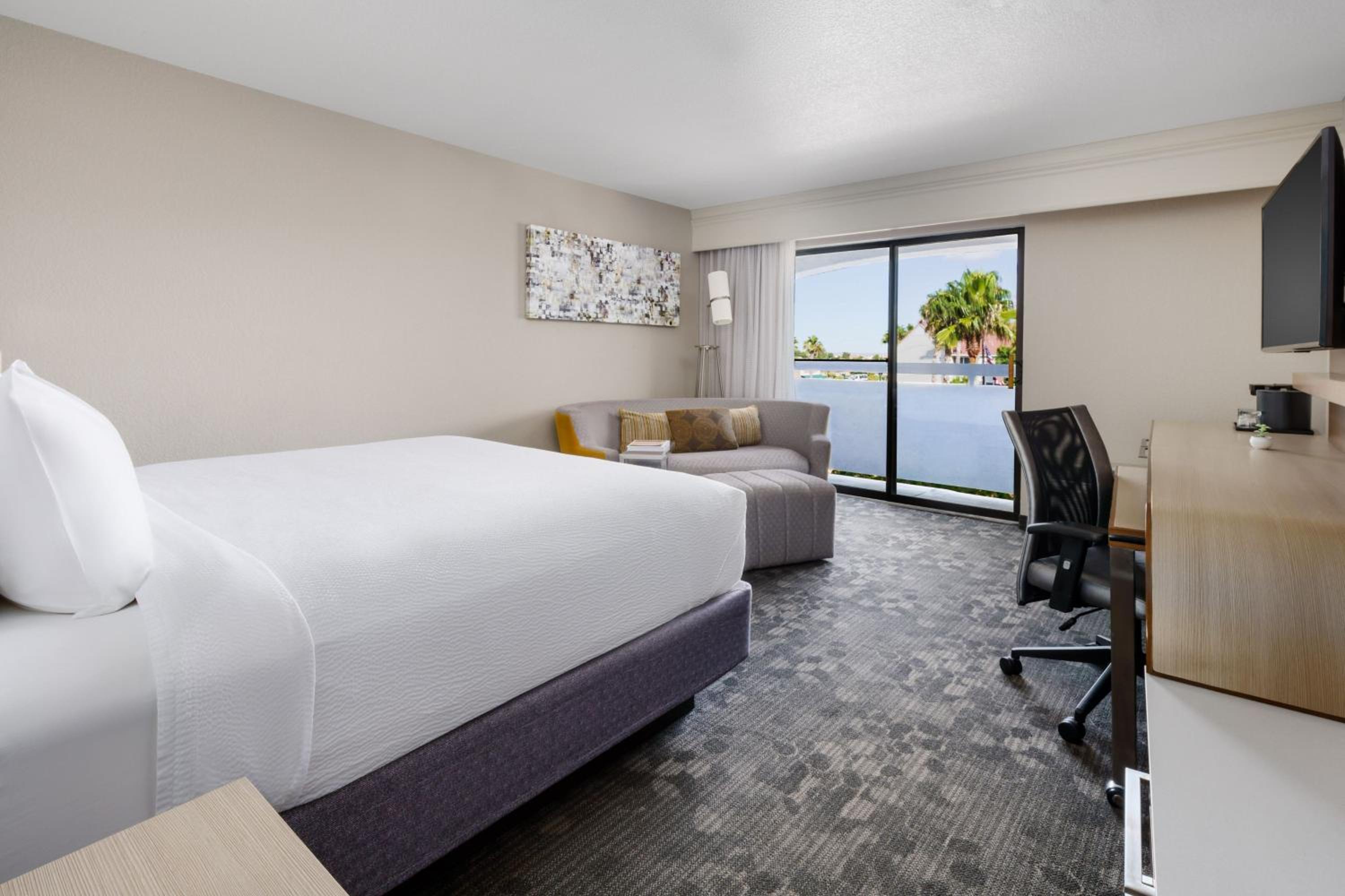 Queen Room with Two Queen Beds - Photo 9