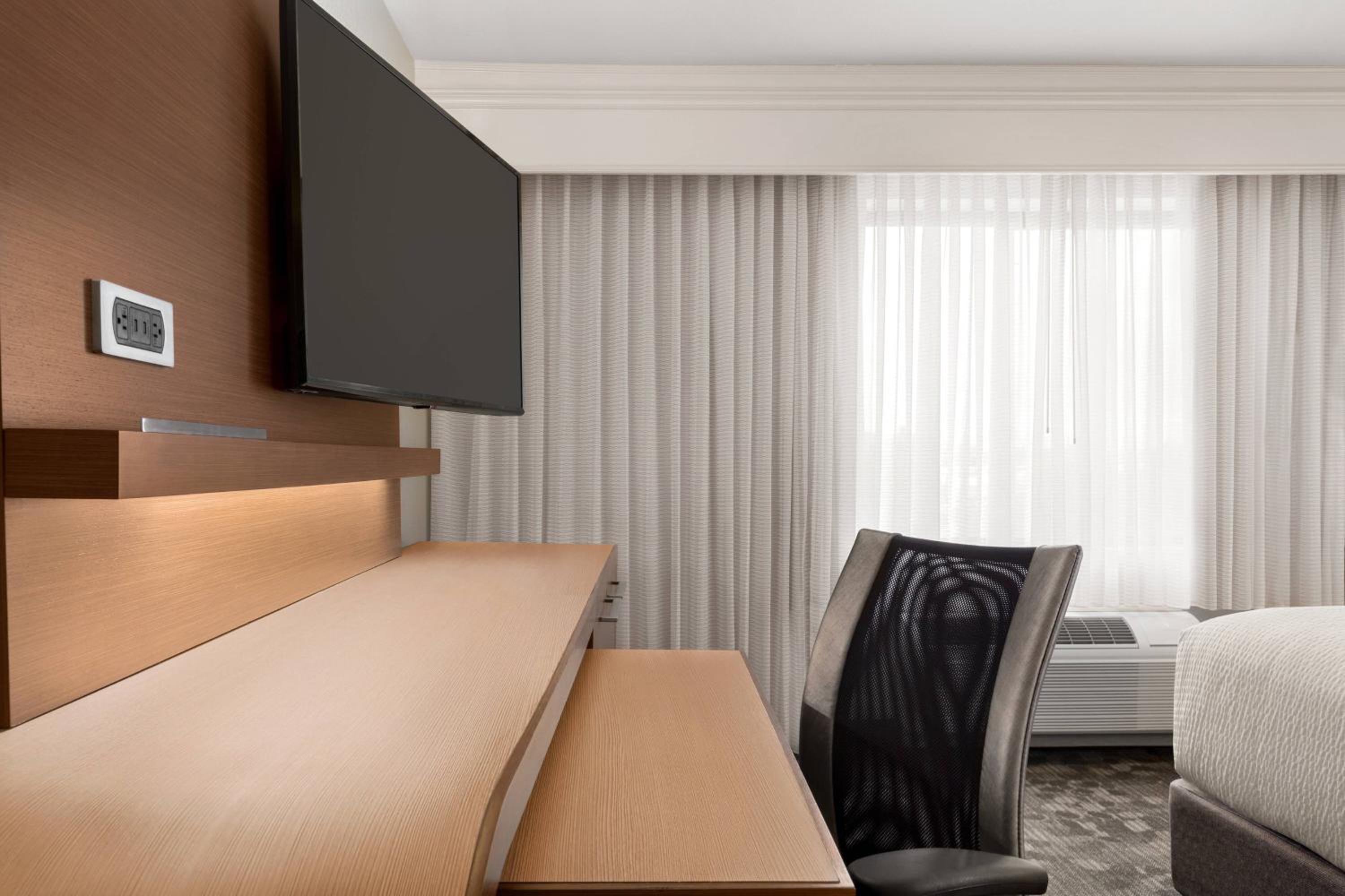 Queen Room with Two Queen Beds - Photo 3