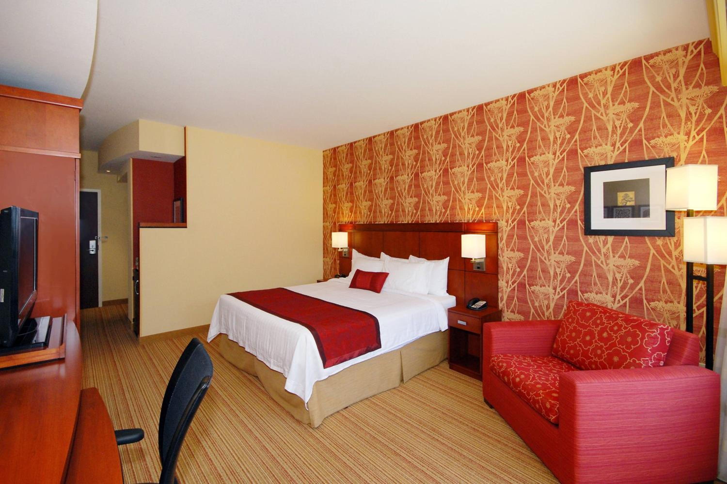 King Room with Sofa Bed - Photo 1