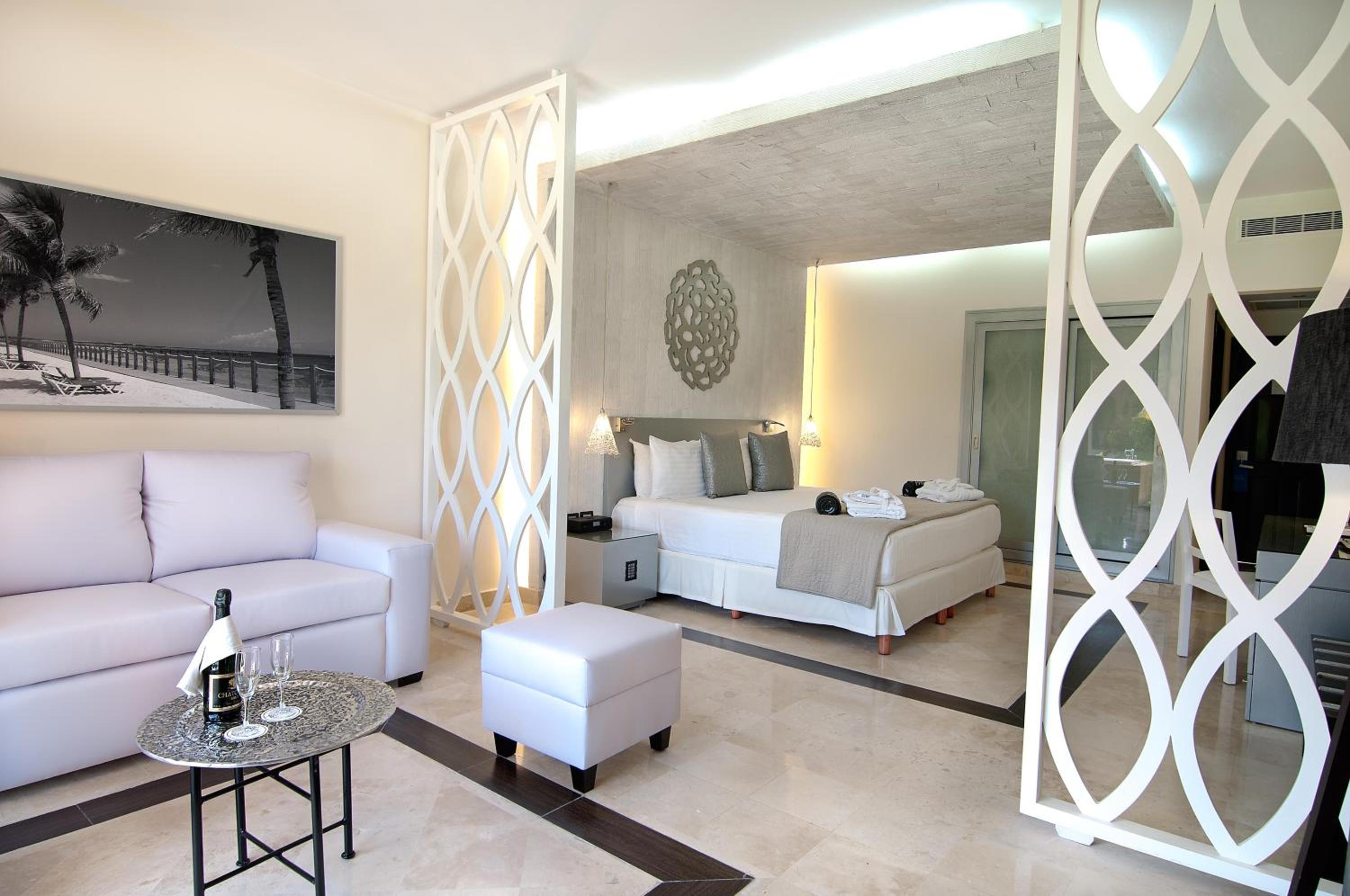 Privilege Junior Suite with Jacuzzi - Photo 1