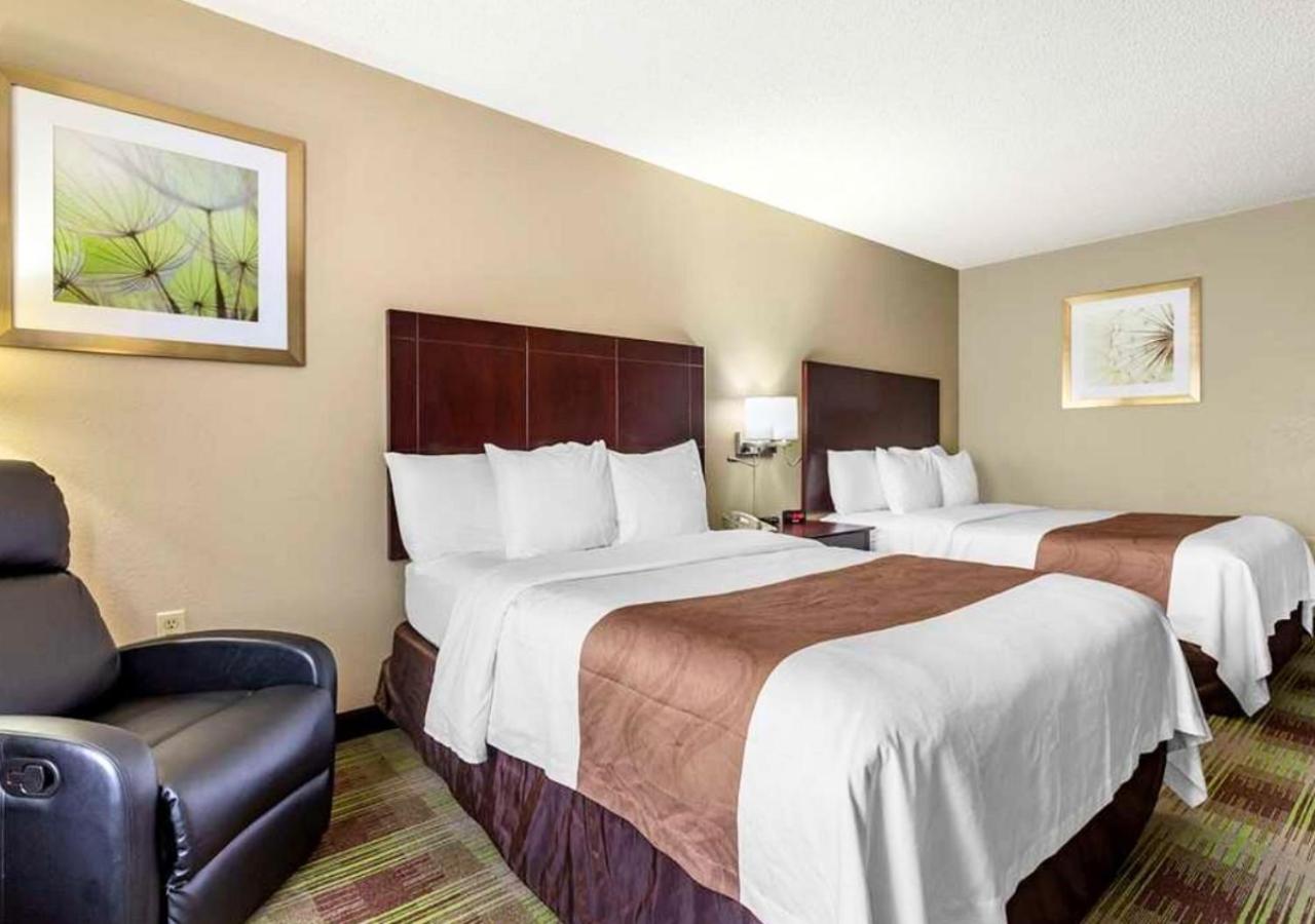 Family Room with Two Queen Beds - Non Smoking/Pet Friendly