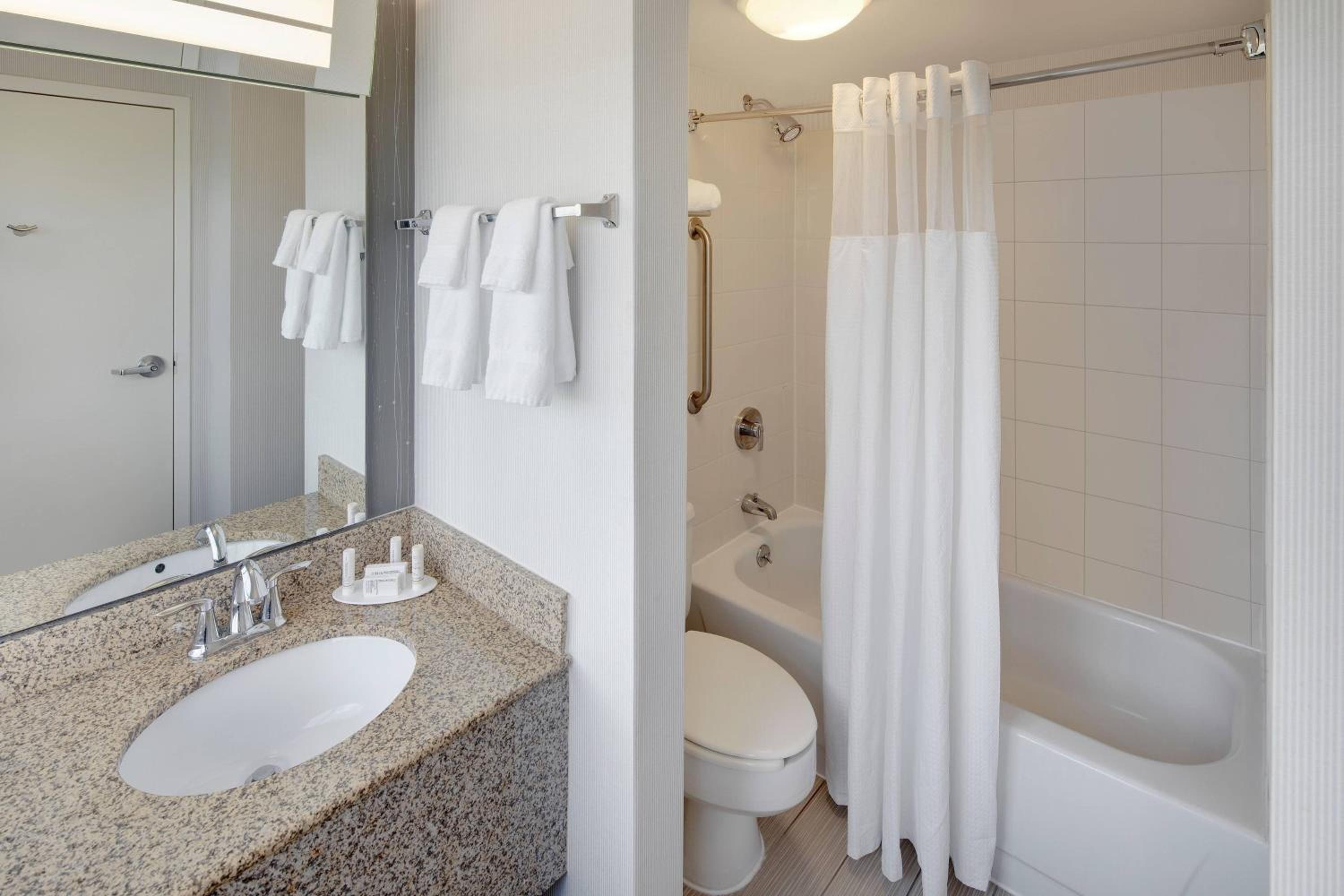 King Room with Adapted Tub - Mobility Accessible - Photo 2