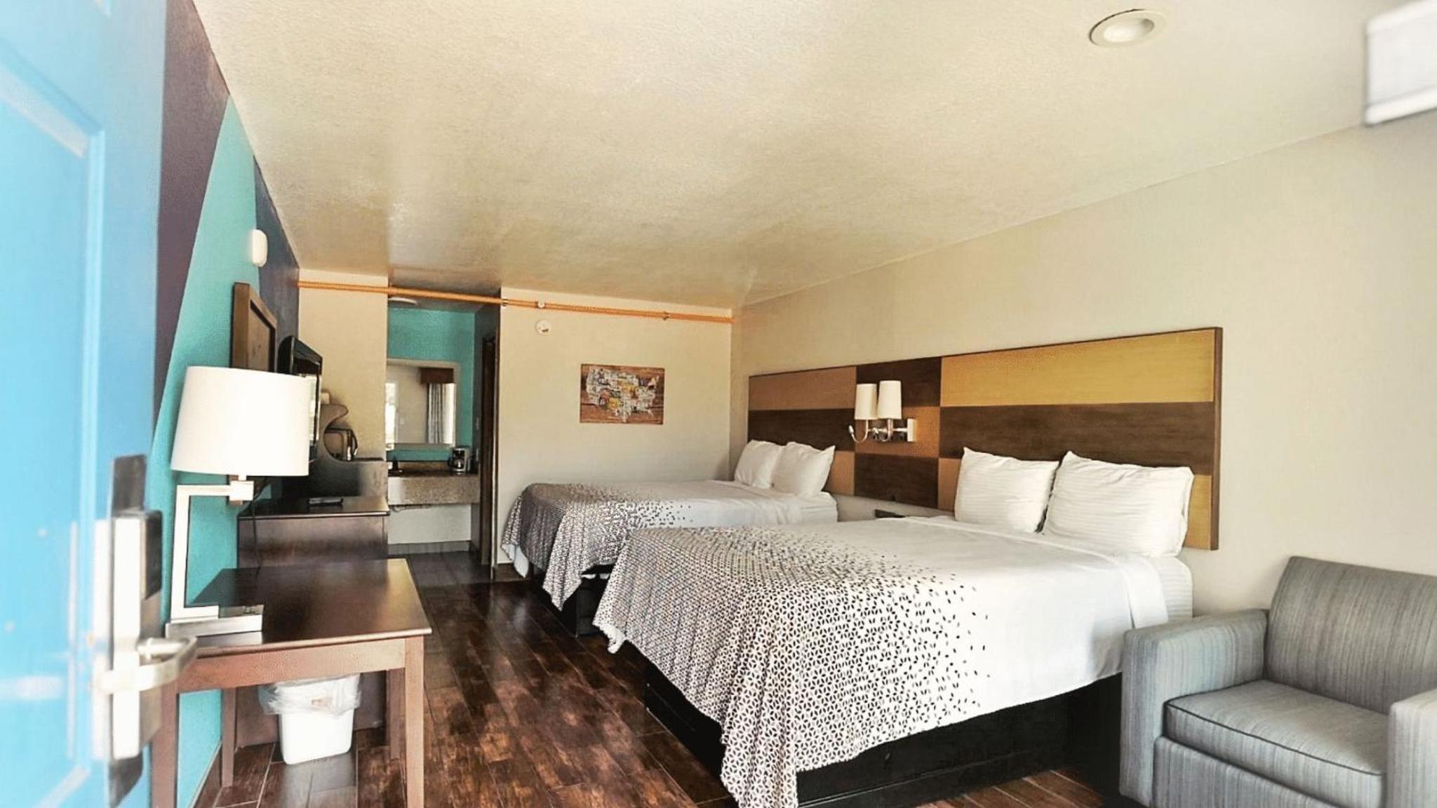 Queen Room with Two Queen Beds photo 2