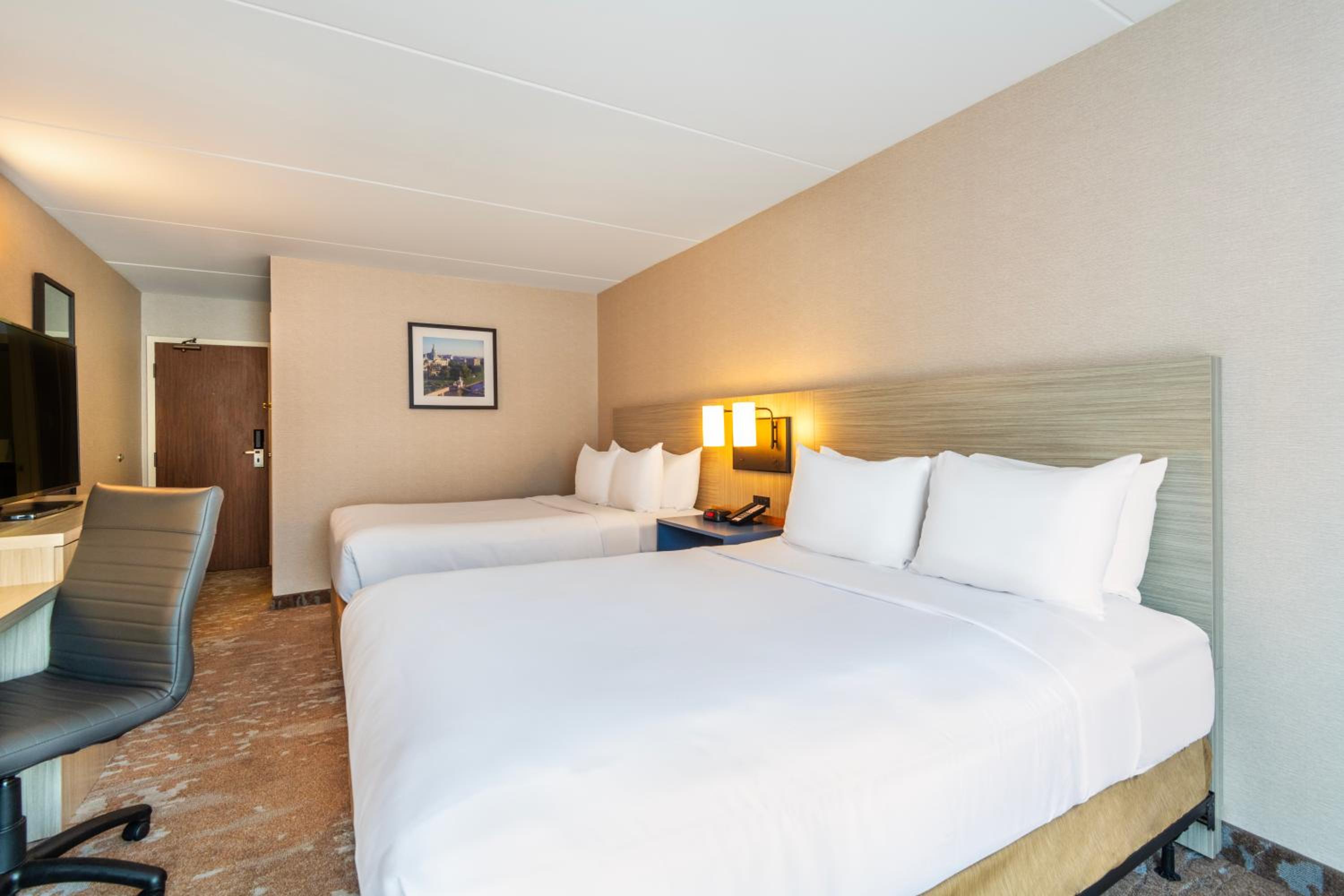Queen Room with Two Queen Beds - Non-Smoking - Photo 2