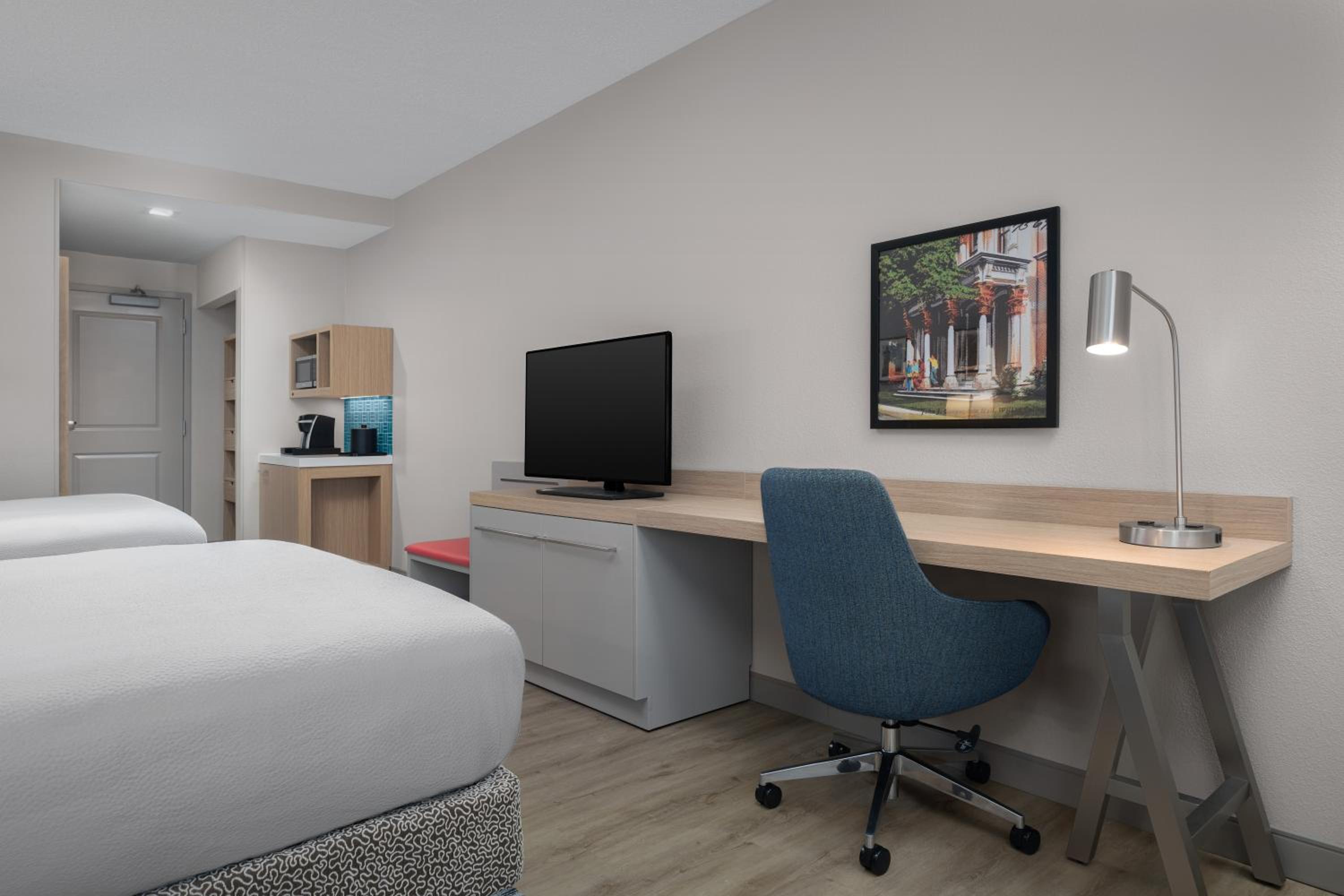 Queen Room with Two Queen Beds - Photo 8