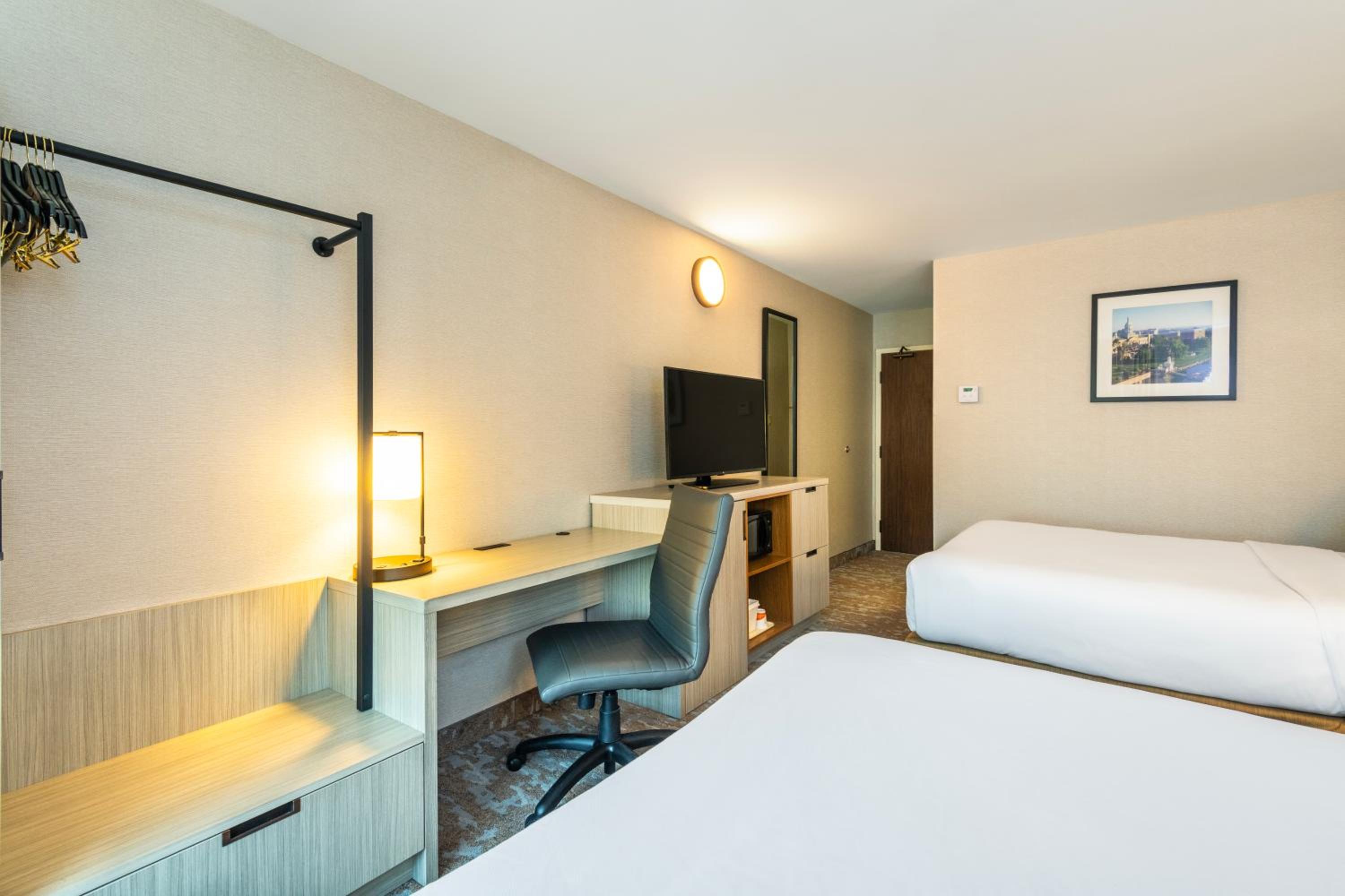 Queen Room with Two Queen Beds - Non-Smoking - Photo 4