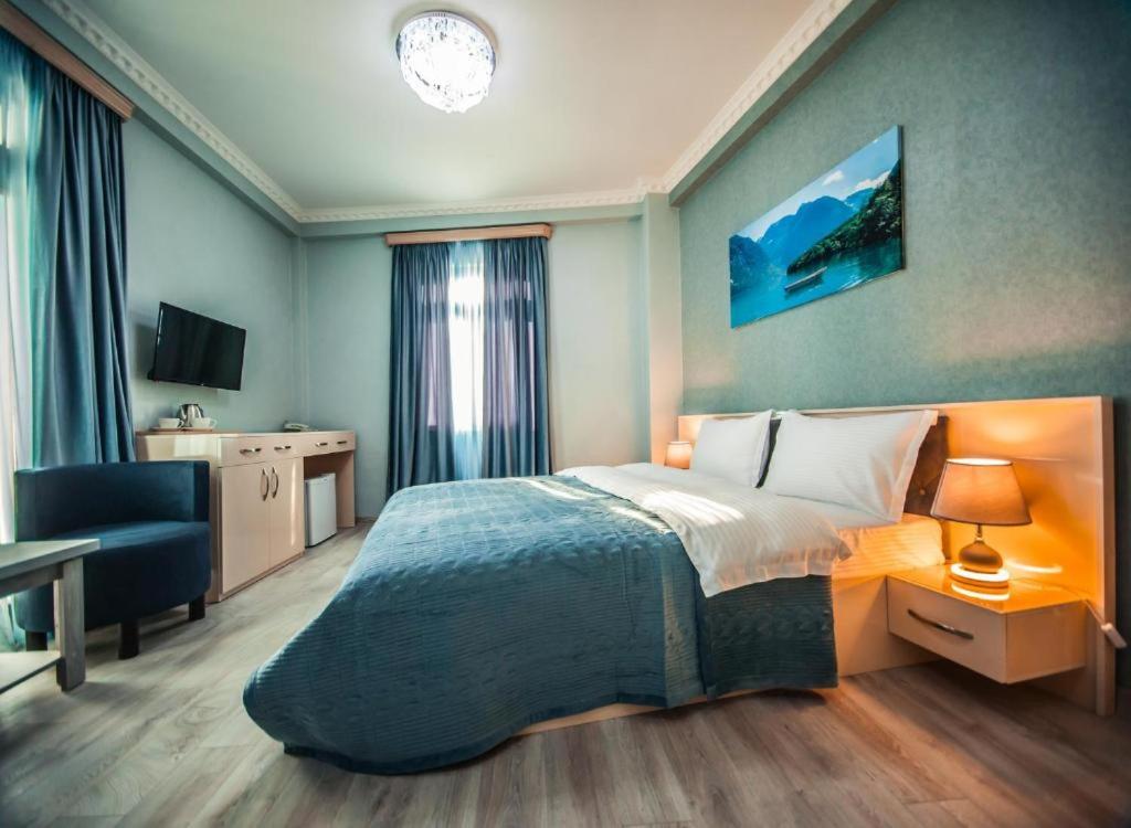 Deluxe Double Room with Balcony - Photo 5