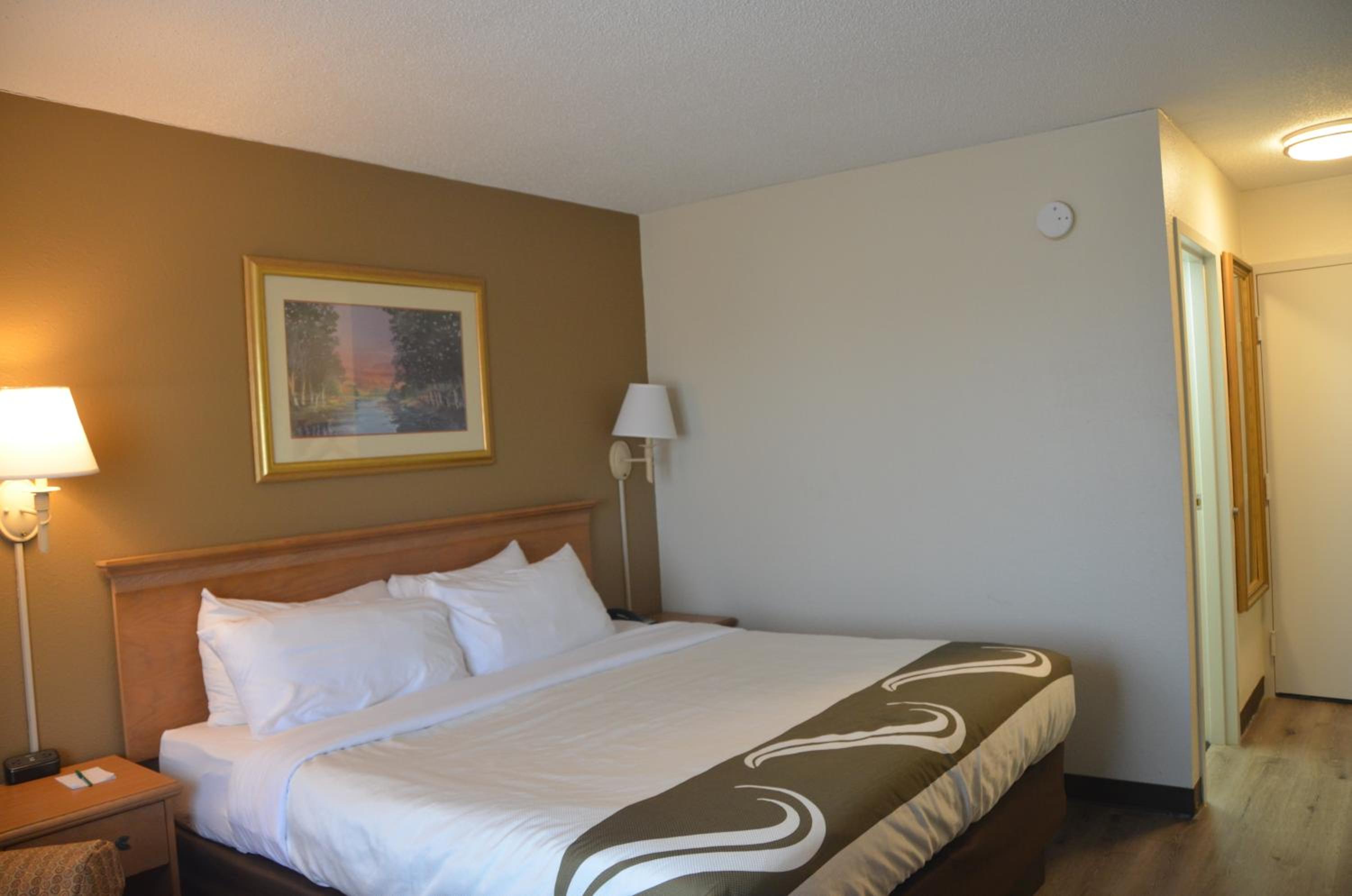 King Room with Sofabed - Photo 4