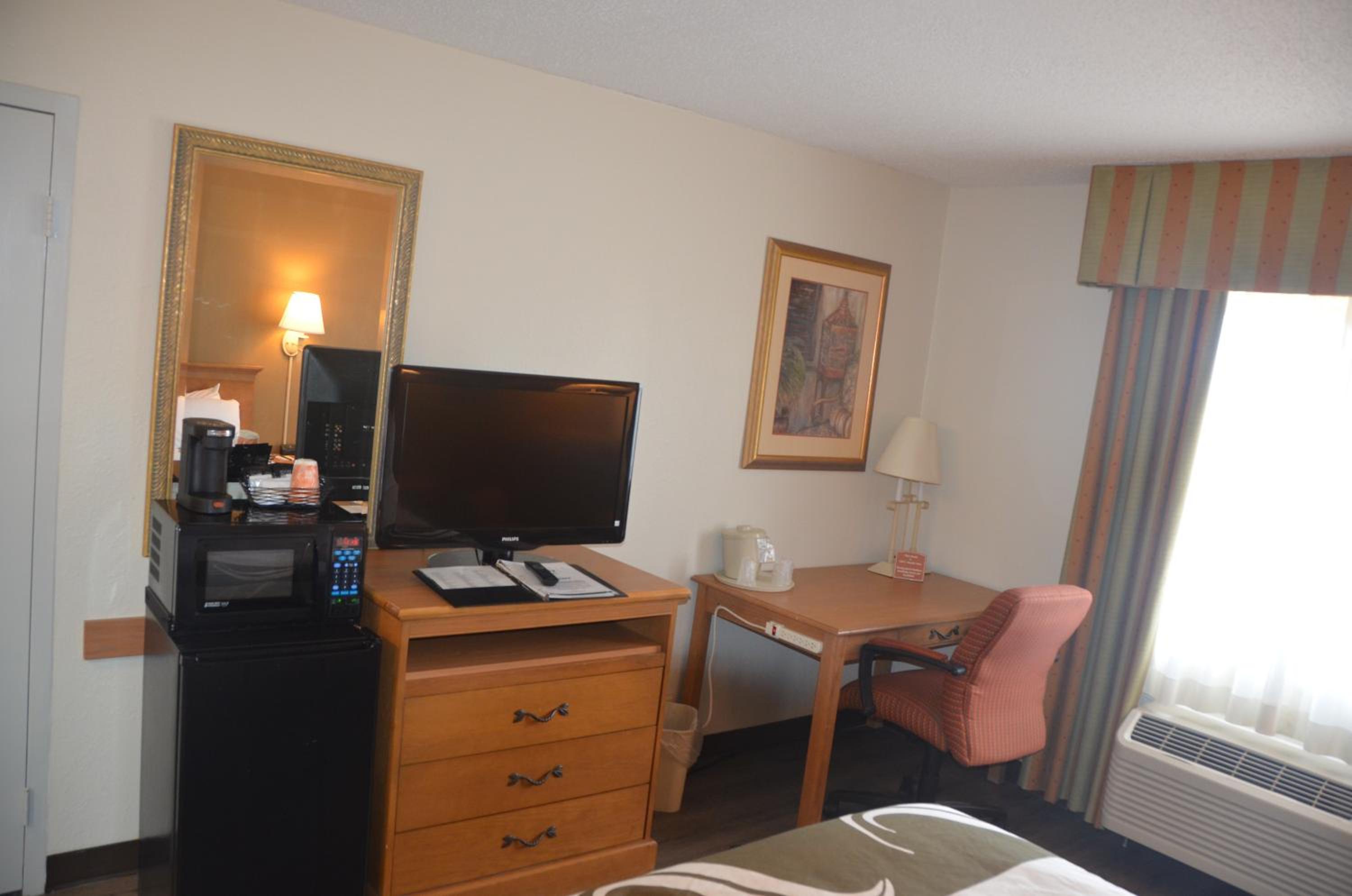 King Room with Sofabed - Photo 3