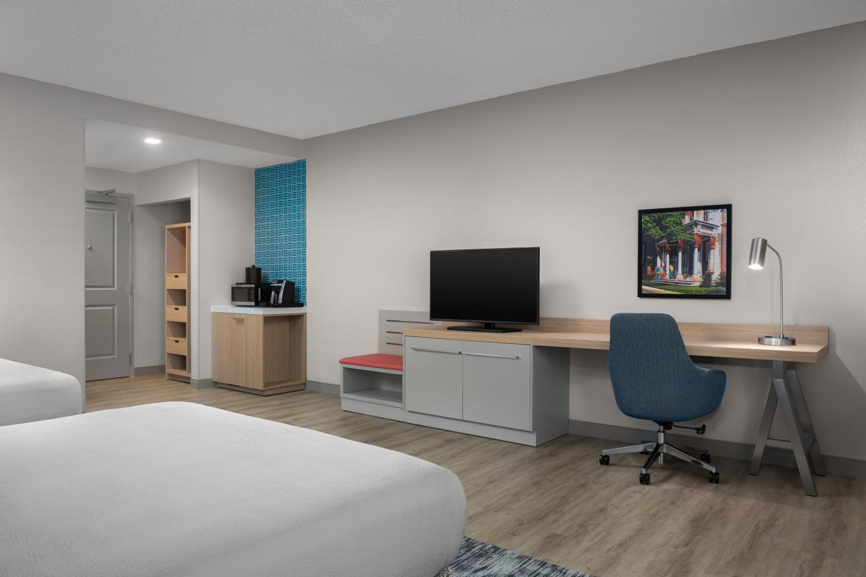 Queen Room with Two Queen Beds and Accessible Tub - Mobility Access - Photo 3