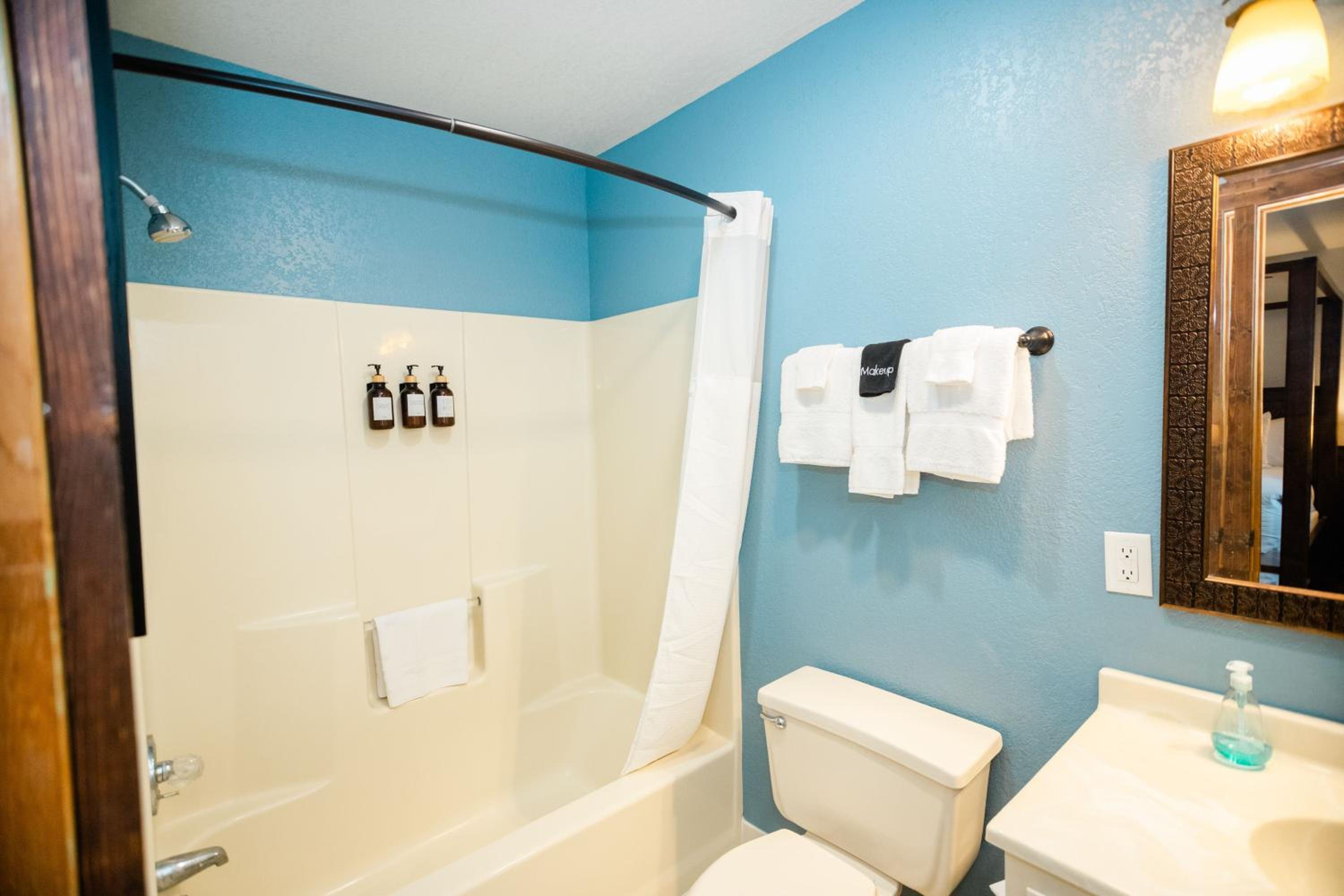 Standard King Room - Photo 3