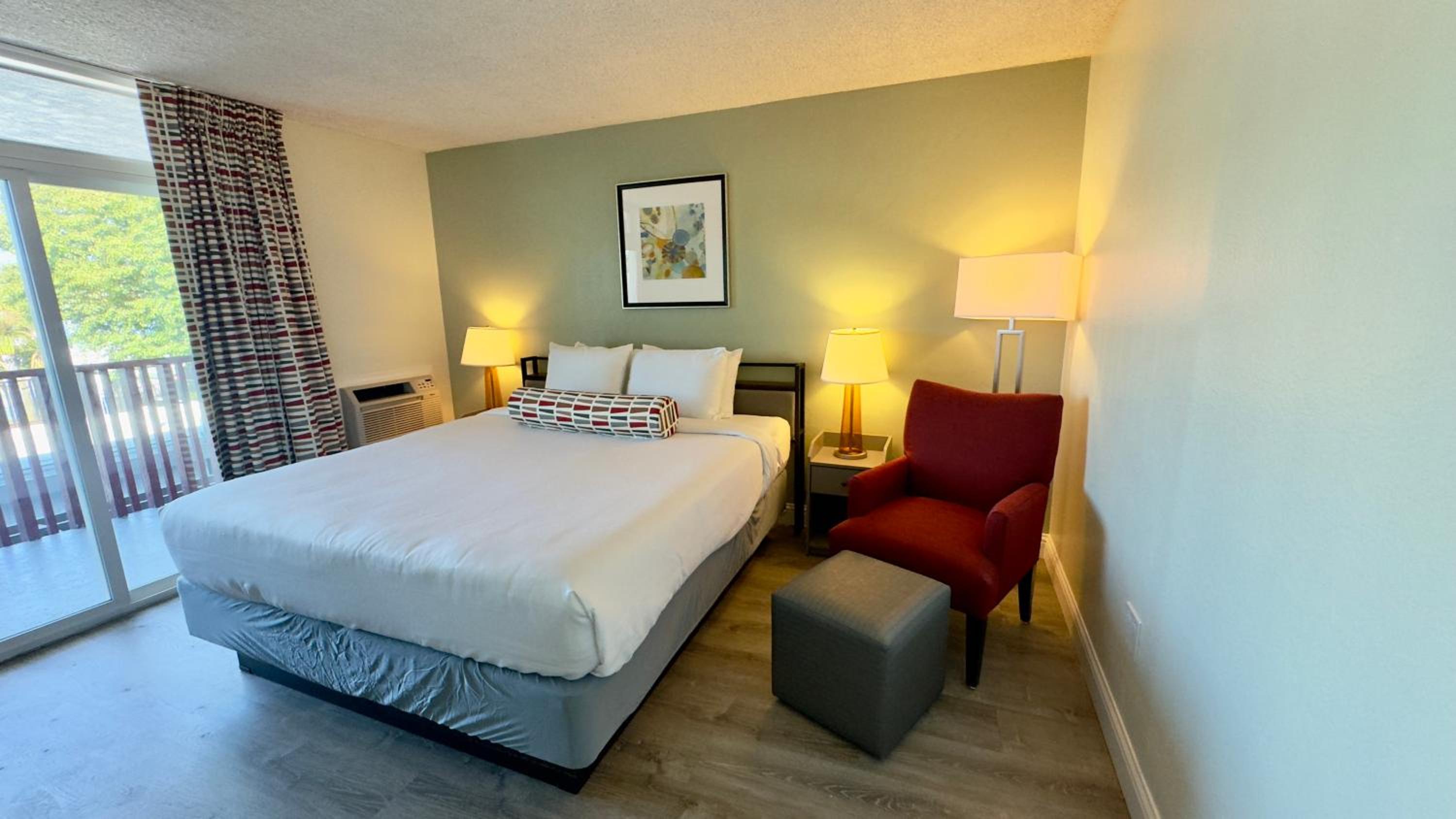 Superior King Room with Marina View - Photo 7