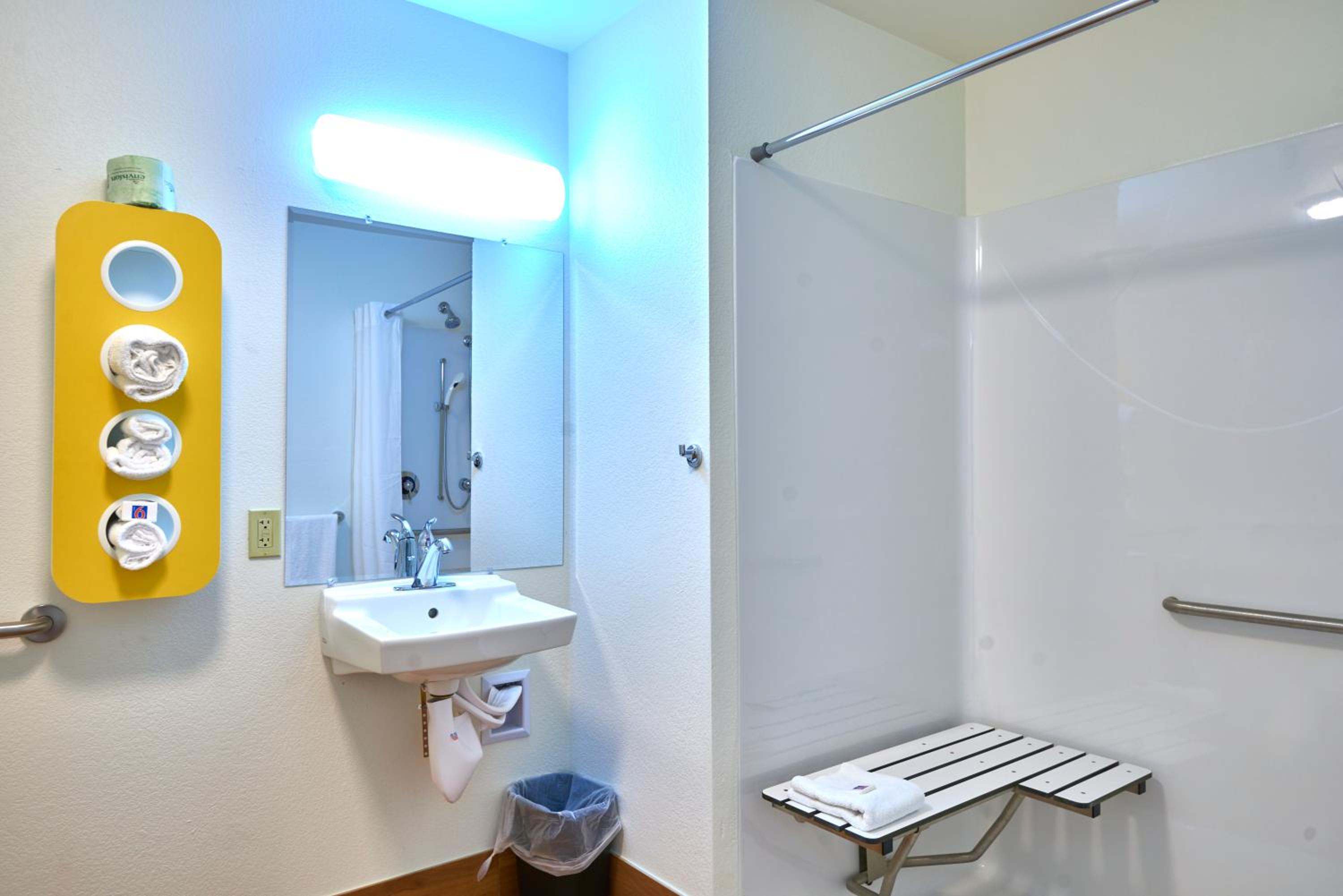 Quadruple Room - Disability Access - Roll in Shower photo 2