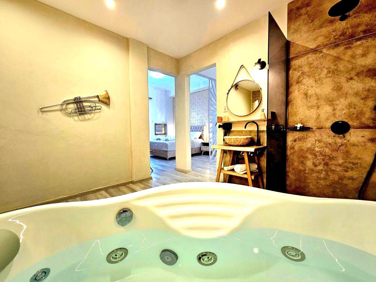 Deluxe Suite with Spa Bath photo 2