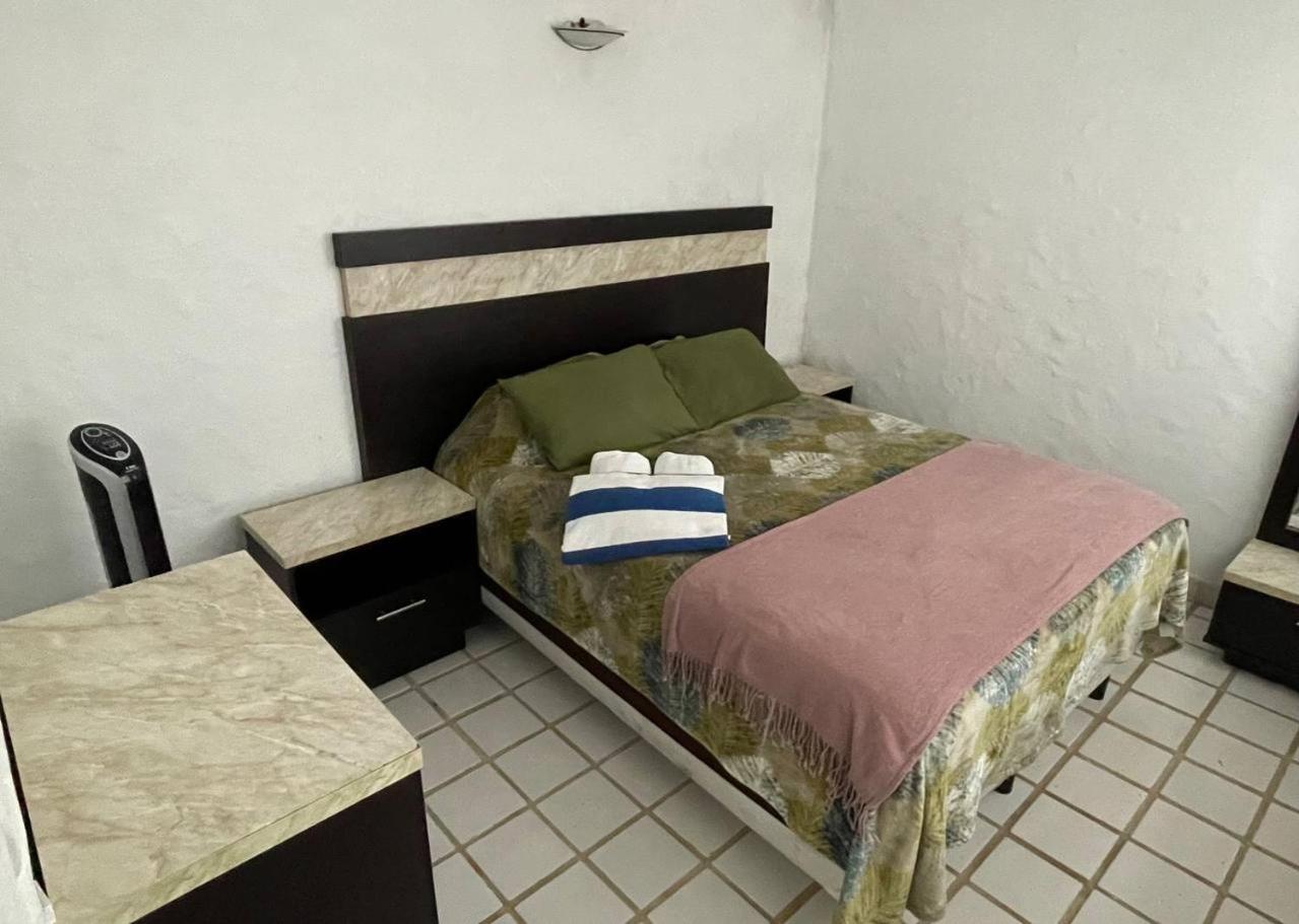 Eight-Bedroom House photo 1