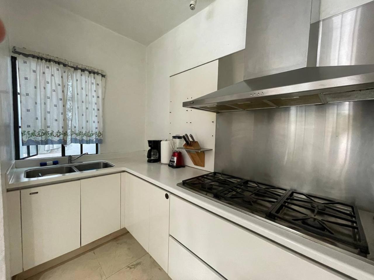 Eight-Bedroom House photo 3
