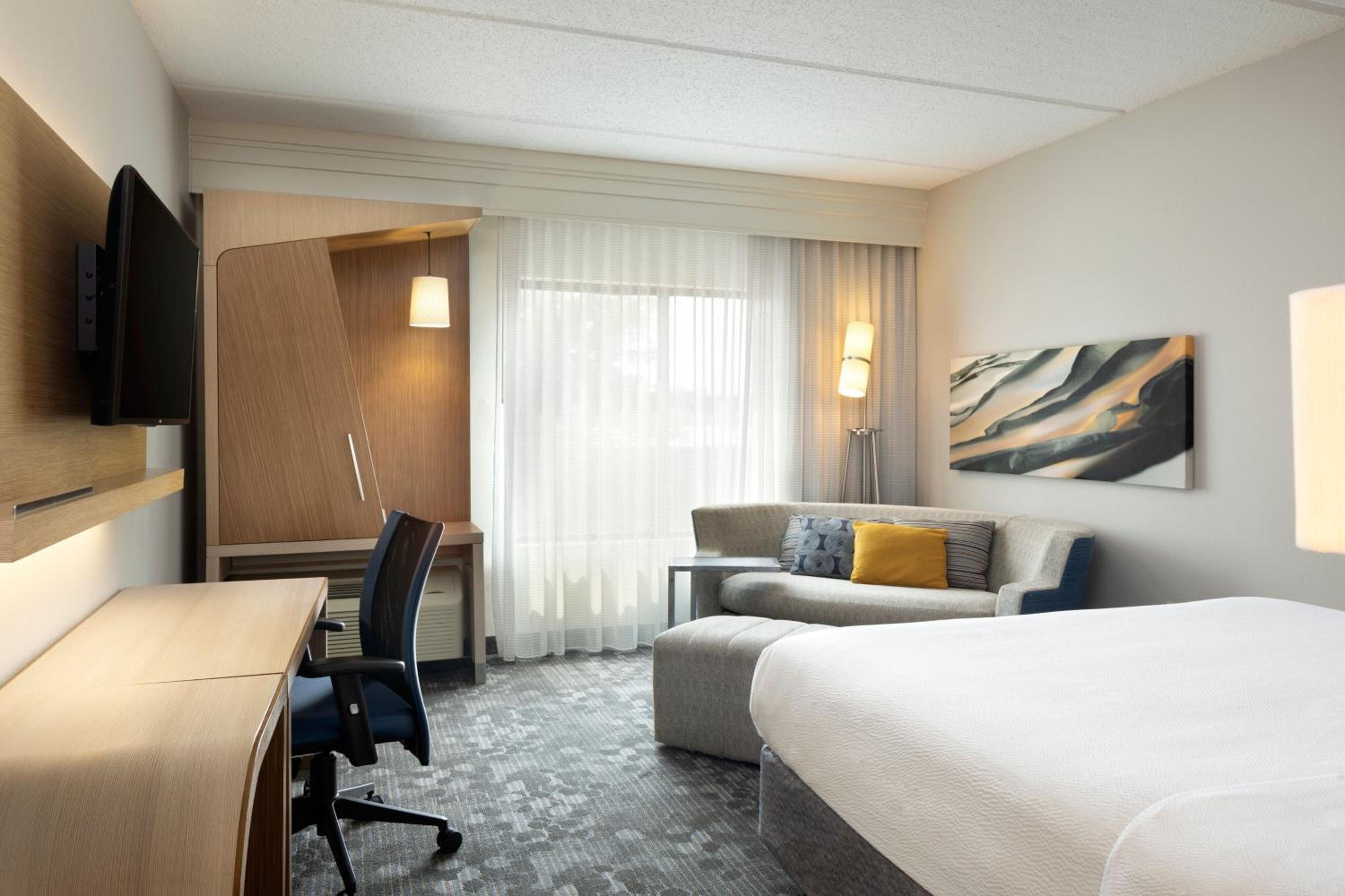 King Room with Sofa Bed and Adapted Tub - Mobility and Hearing Accessible - Photo 4