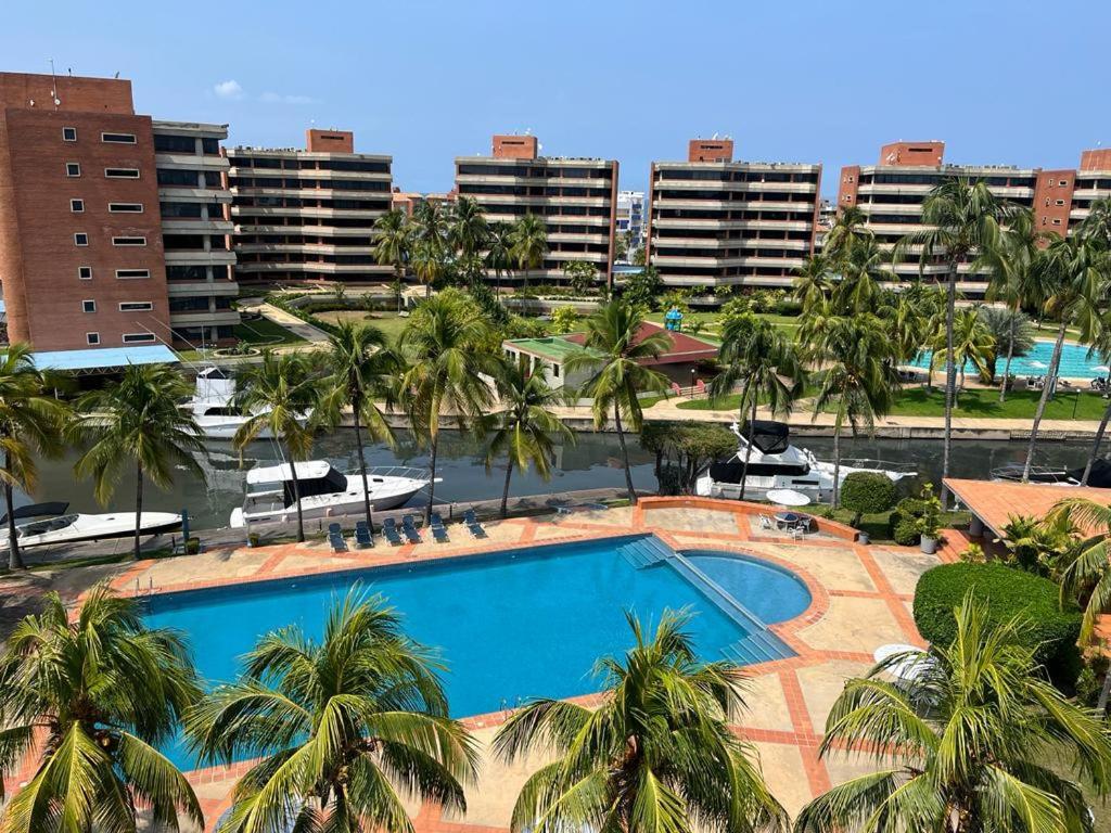 Two-Bedroom Deluxe Apartment with Balcony photo 2