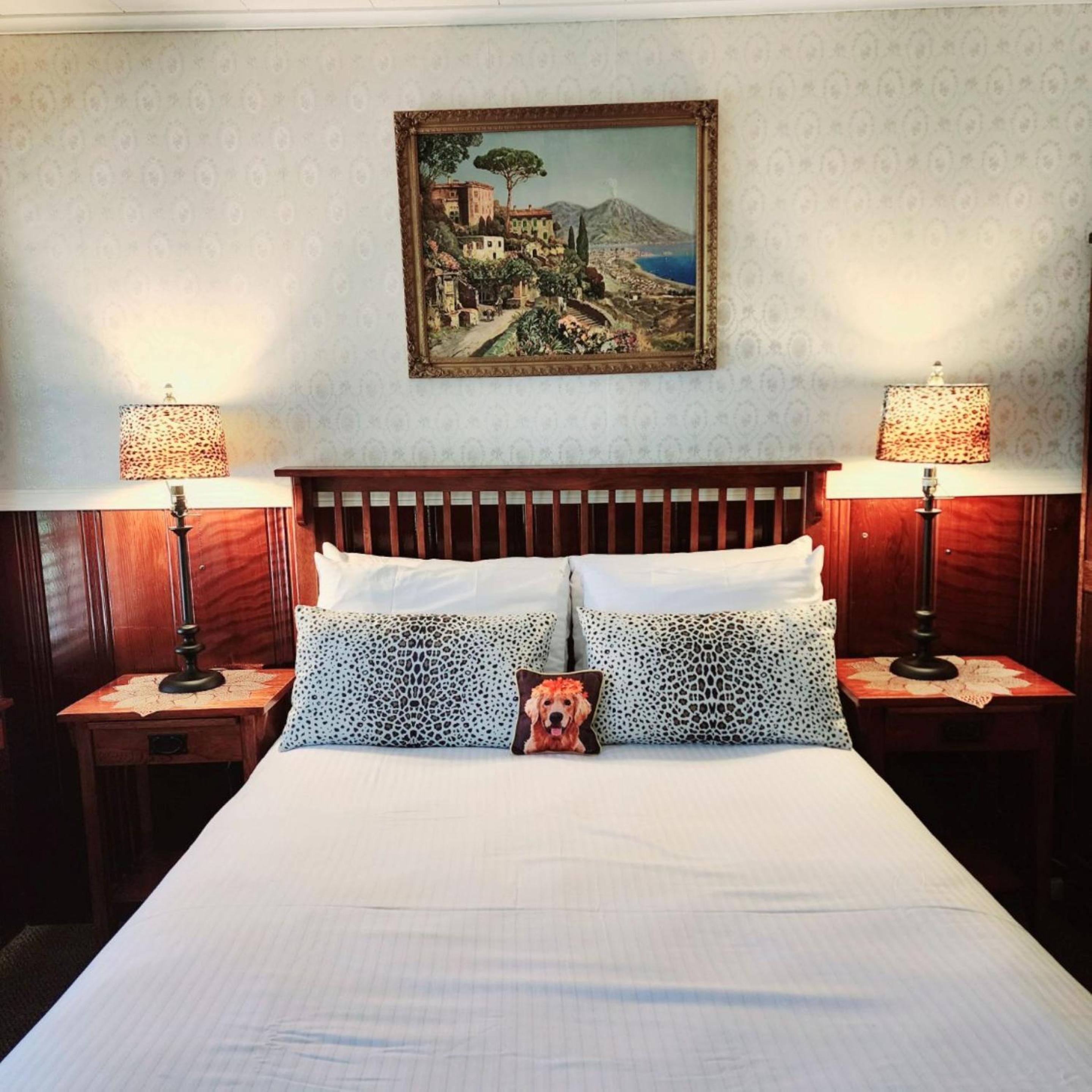 Deluxe Queen Suite photo 3