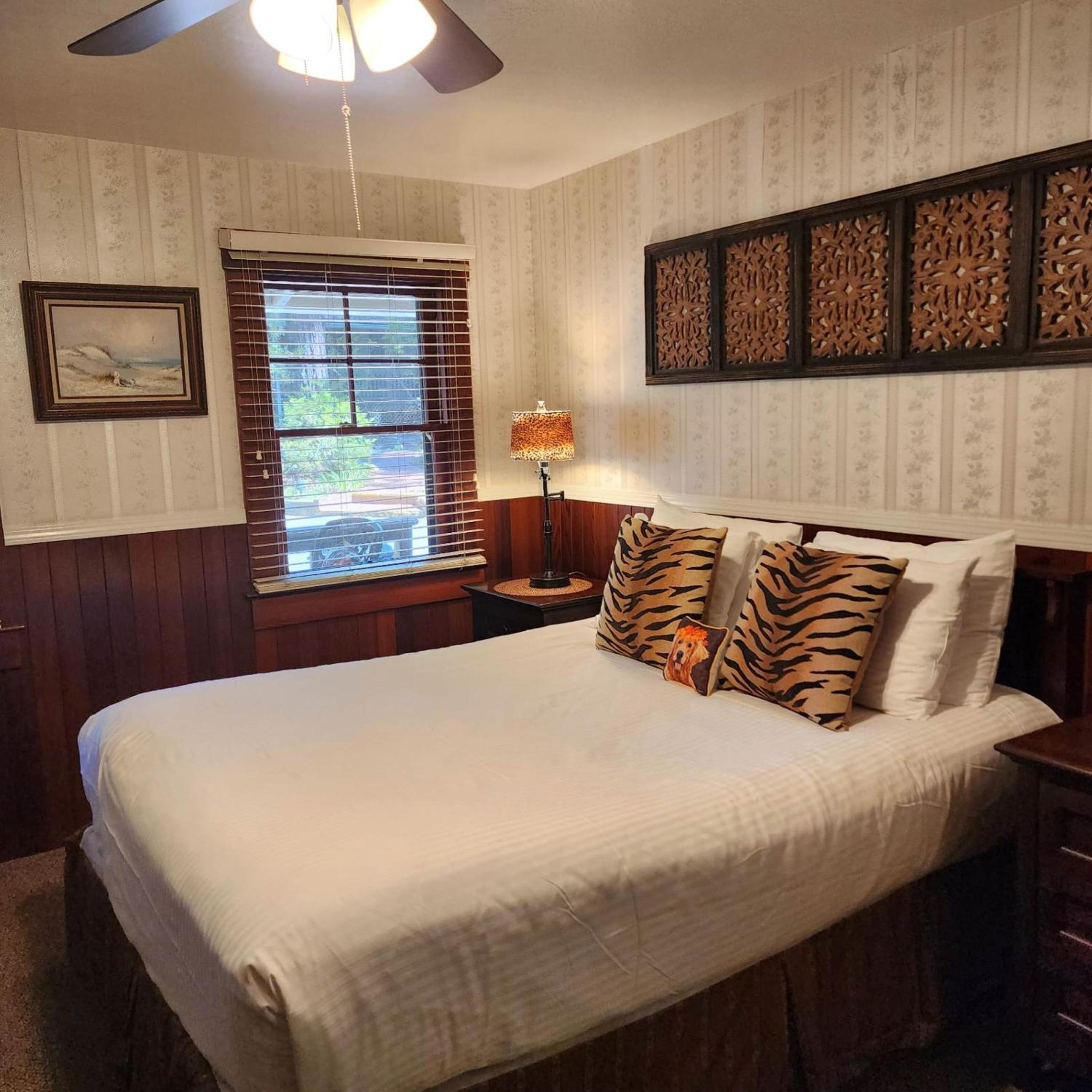 Deluxe Queen Suite photo 2