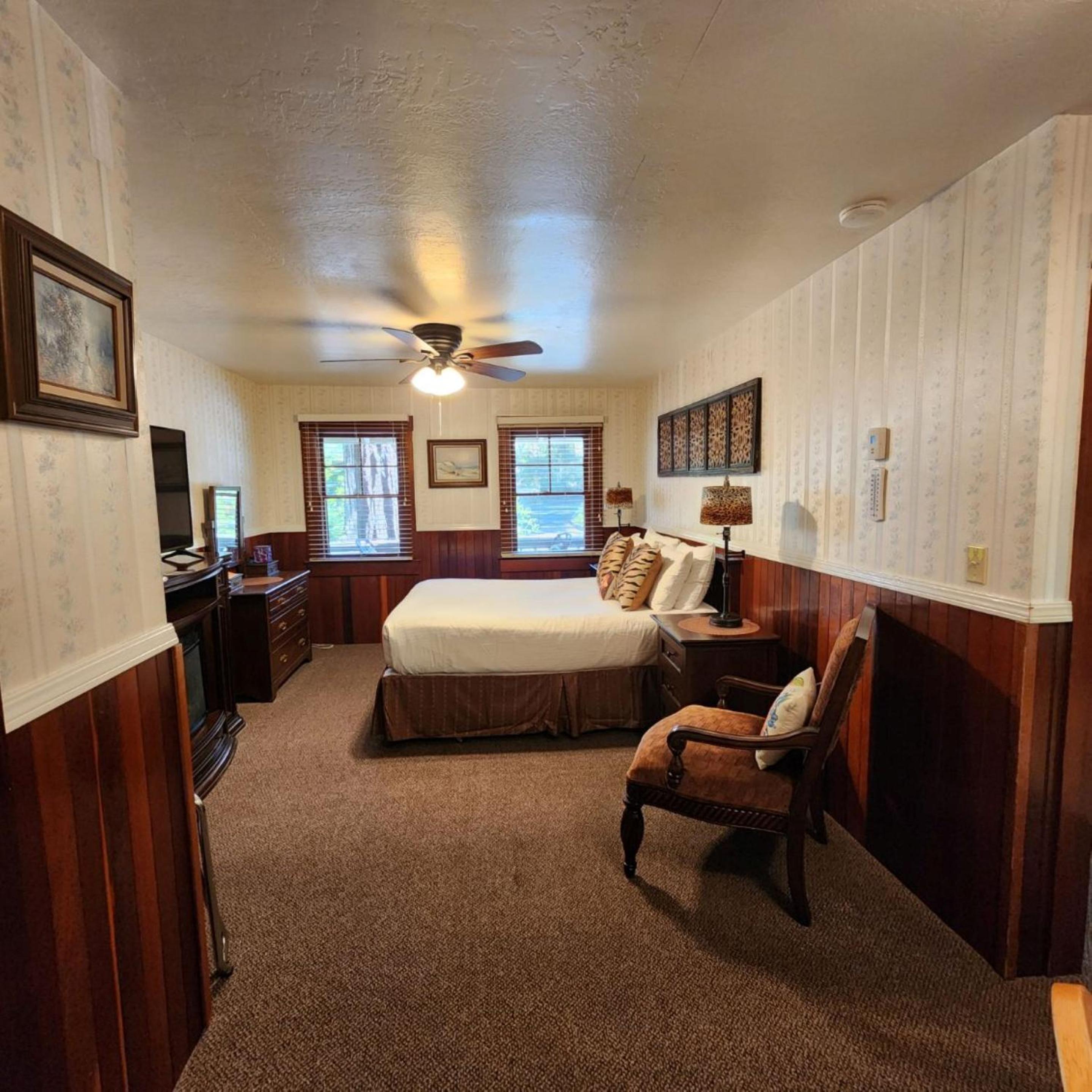 Deluxe Queen Suite photo 1