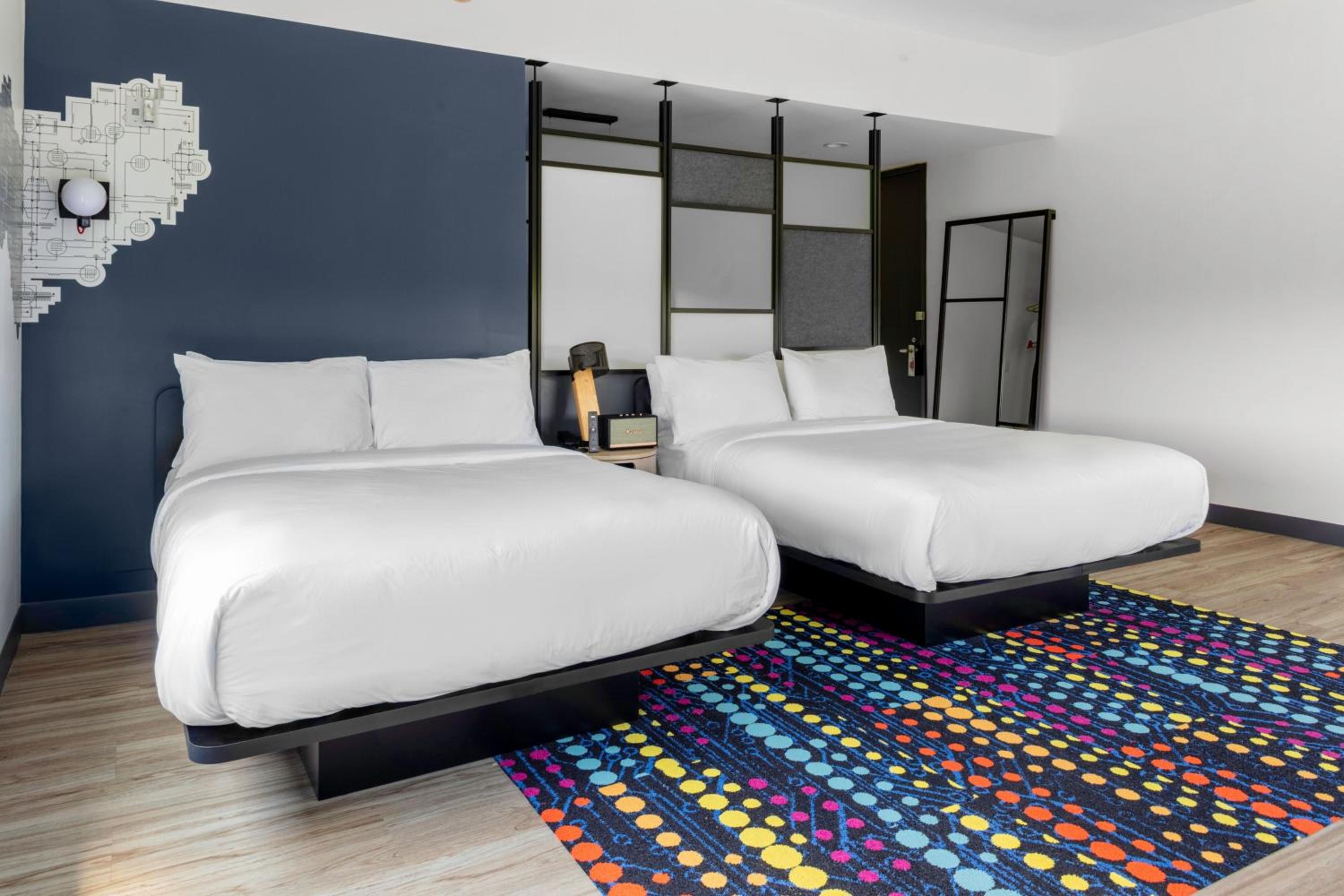 Queen Room with Two Queen Beds - Photo 7