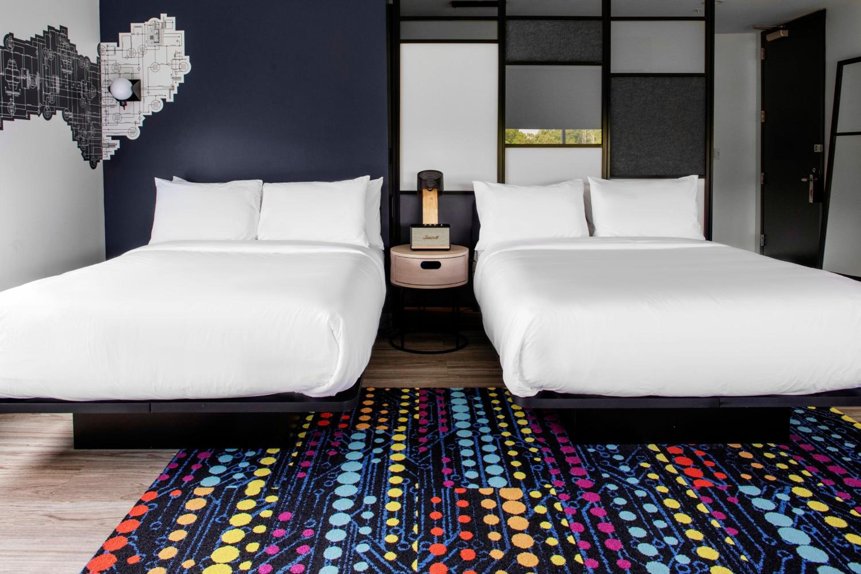 Queen Room with Two Queen Beds - Photo 8