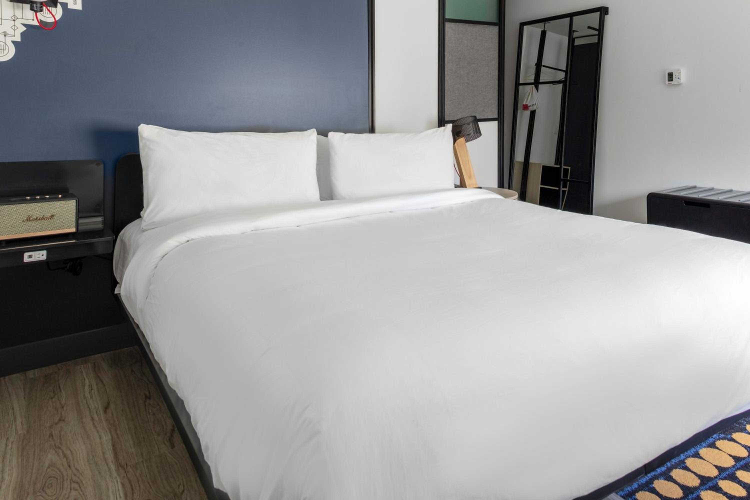 King Room with Adapted Tub - Mobility Accessible - Photo 5