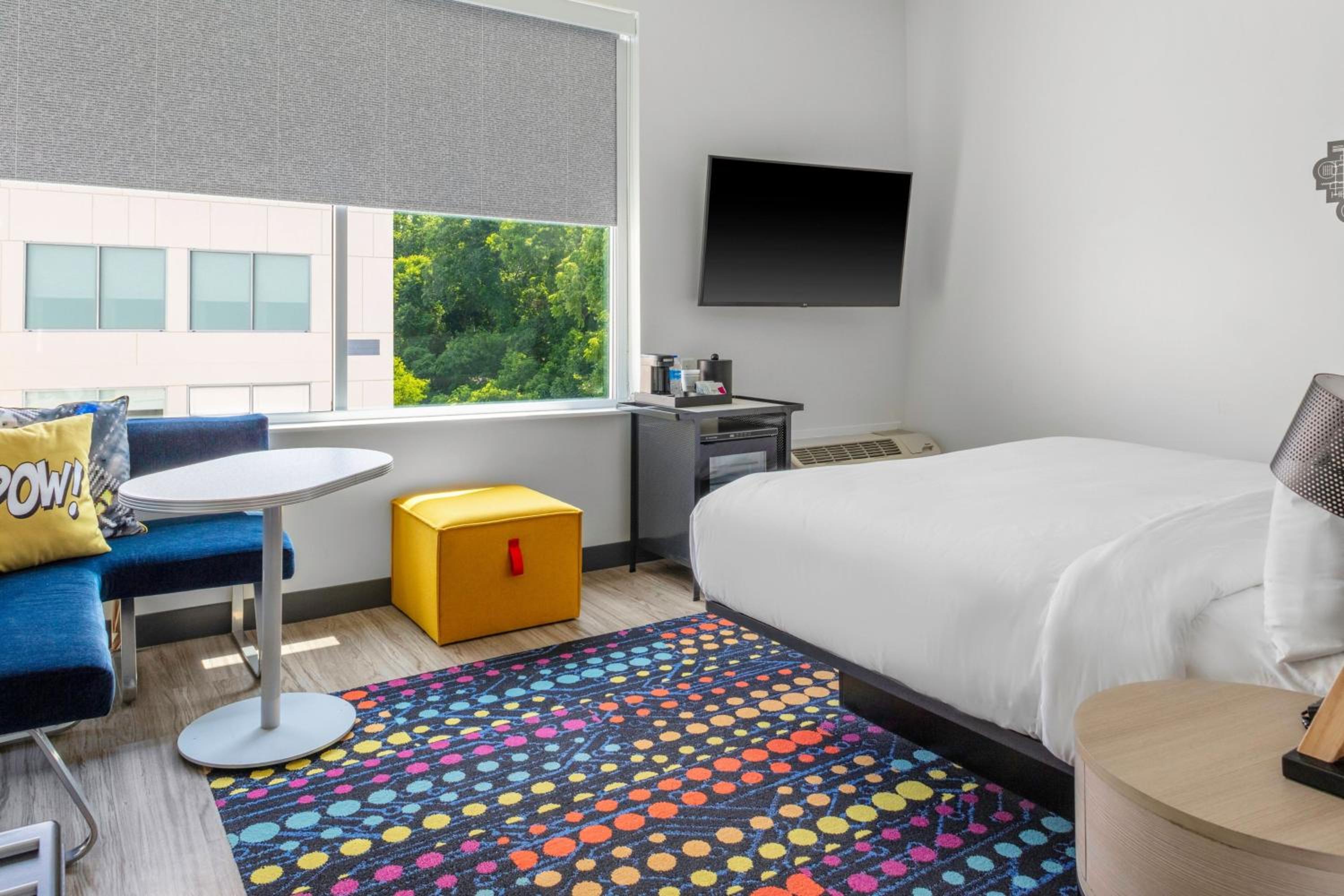 King Room with Adapted Tub - Mobility Accessible - Photo 3