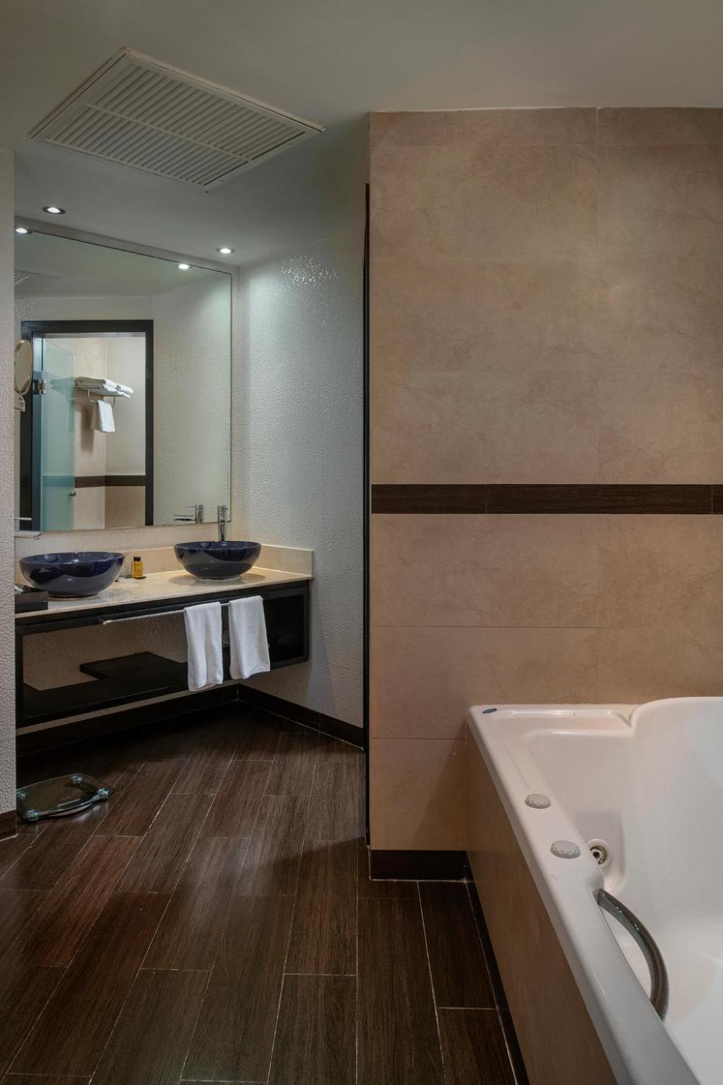 Privilege Romance Suite with Jacuzzi - Photo 6