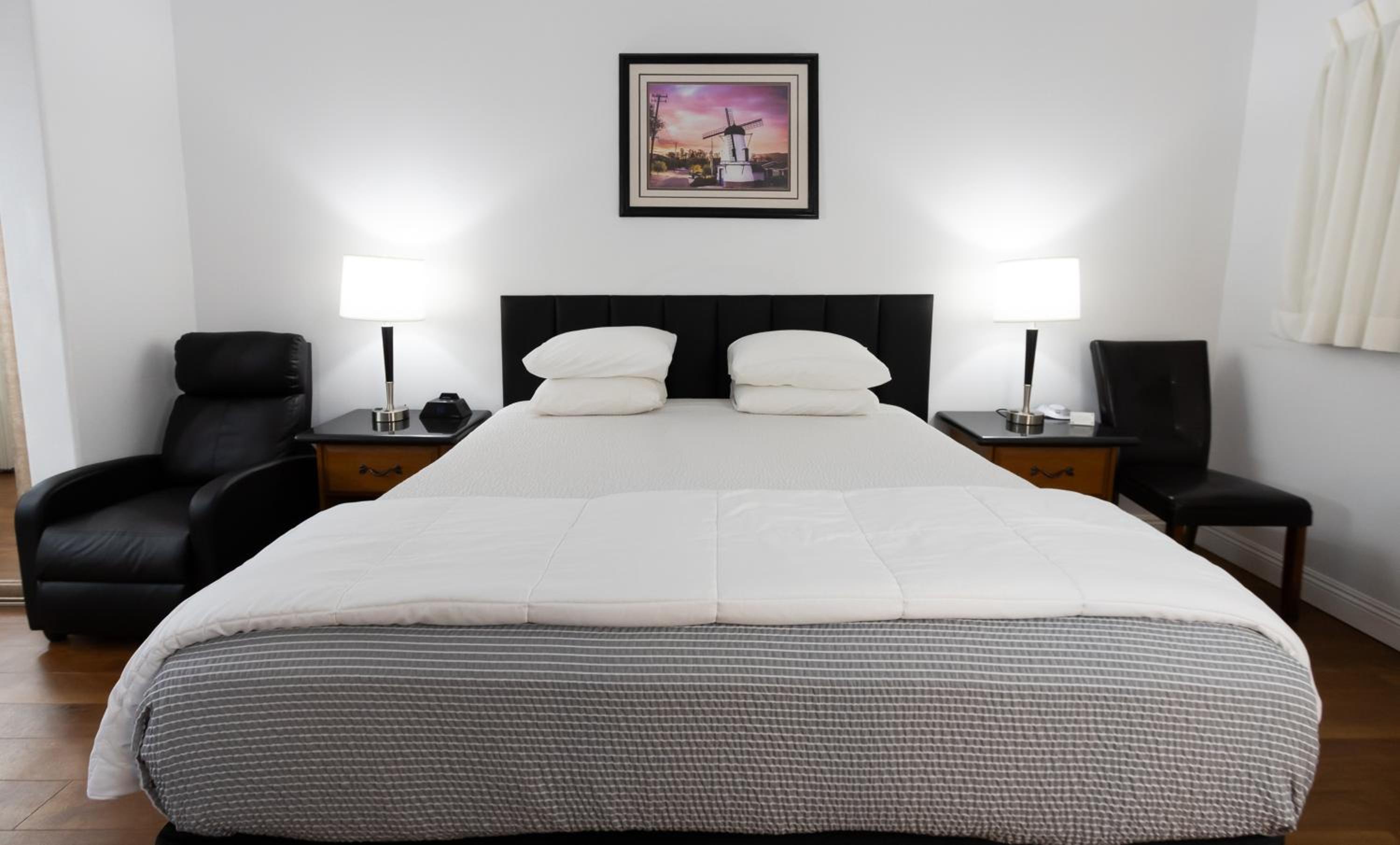 Standard King Room (Ground Level) - Photo 8