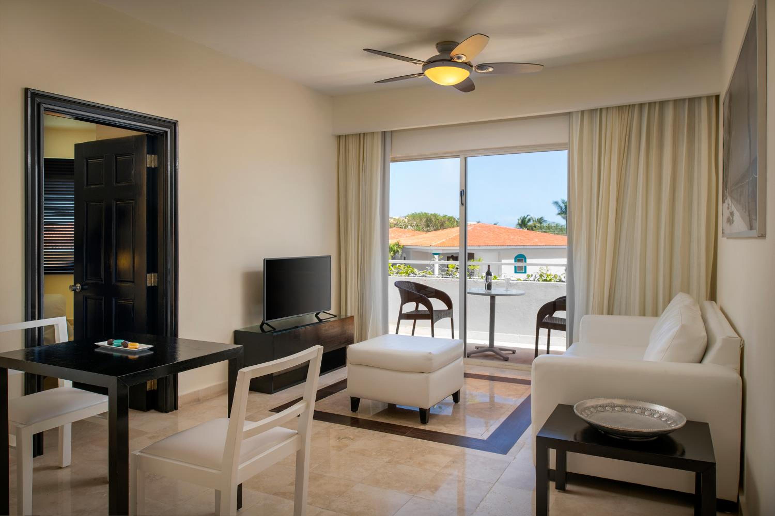 Privilege Romance Suite with Jacuzzi - Photo 1