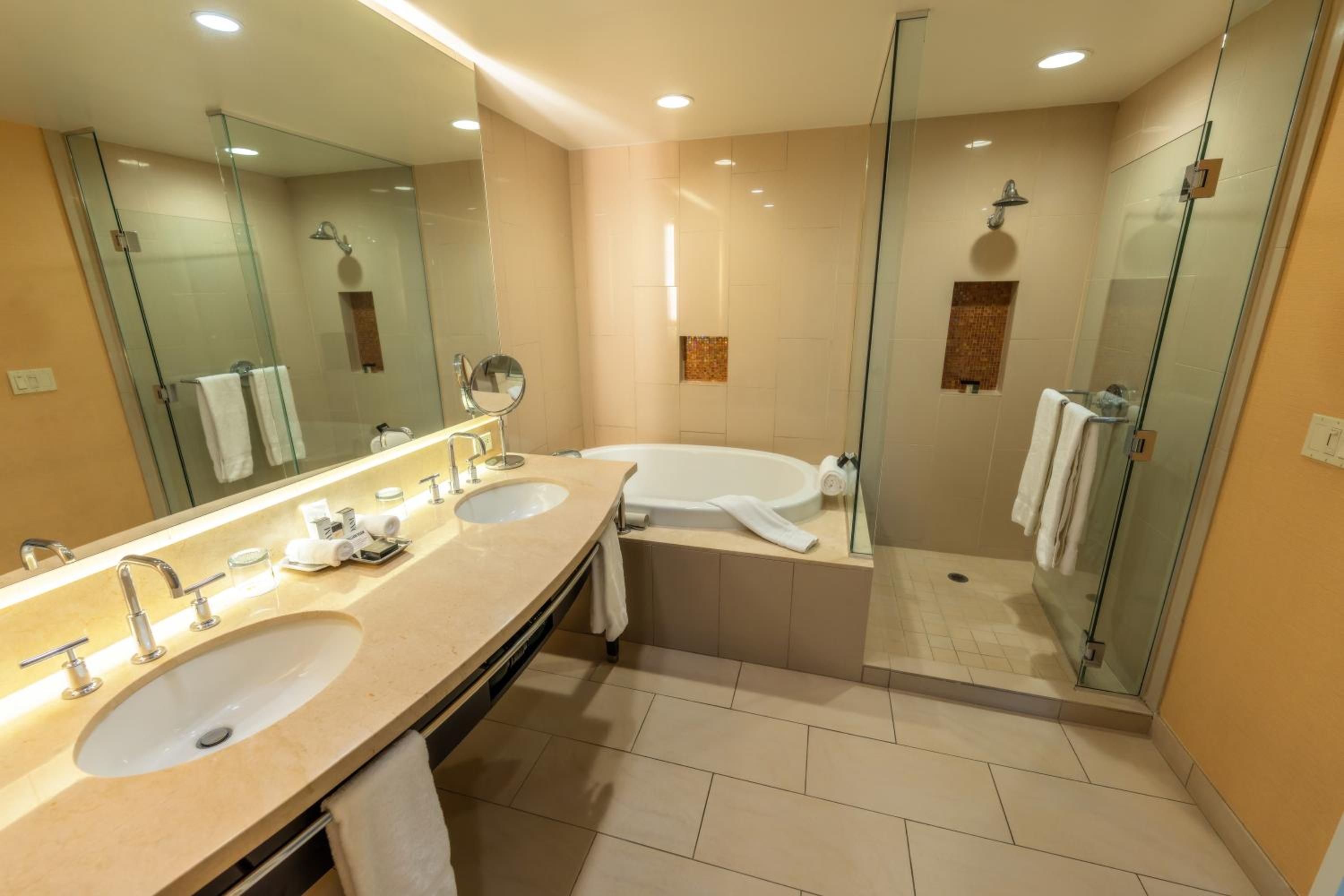 Deluxe King Room - Photo 4