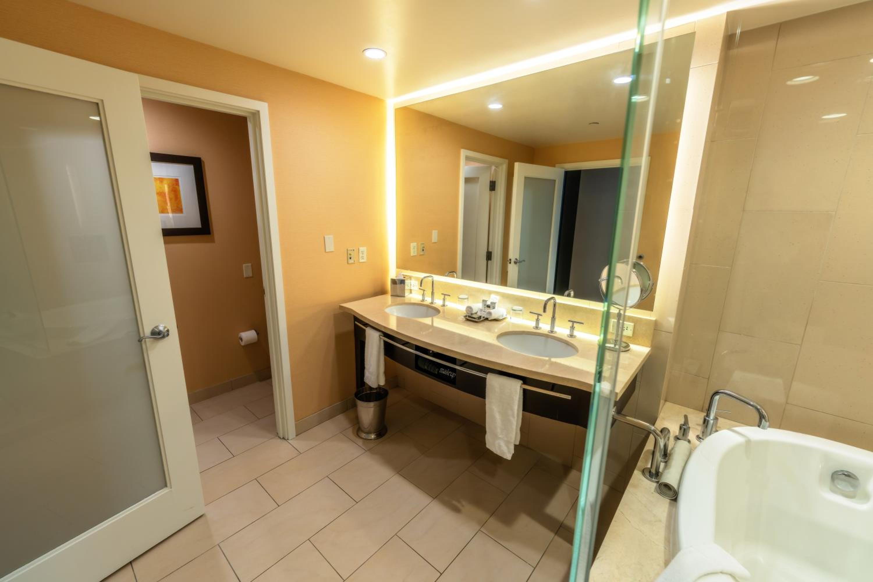 Deluxe King Room - Photo 2