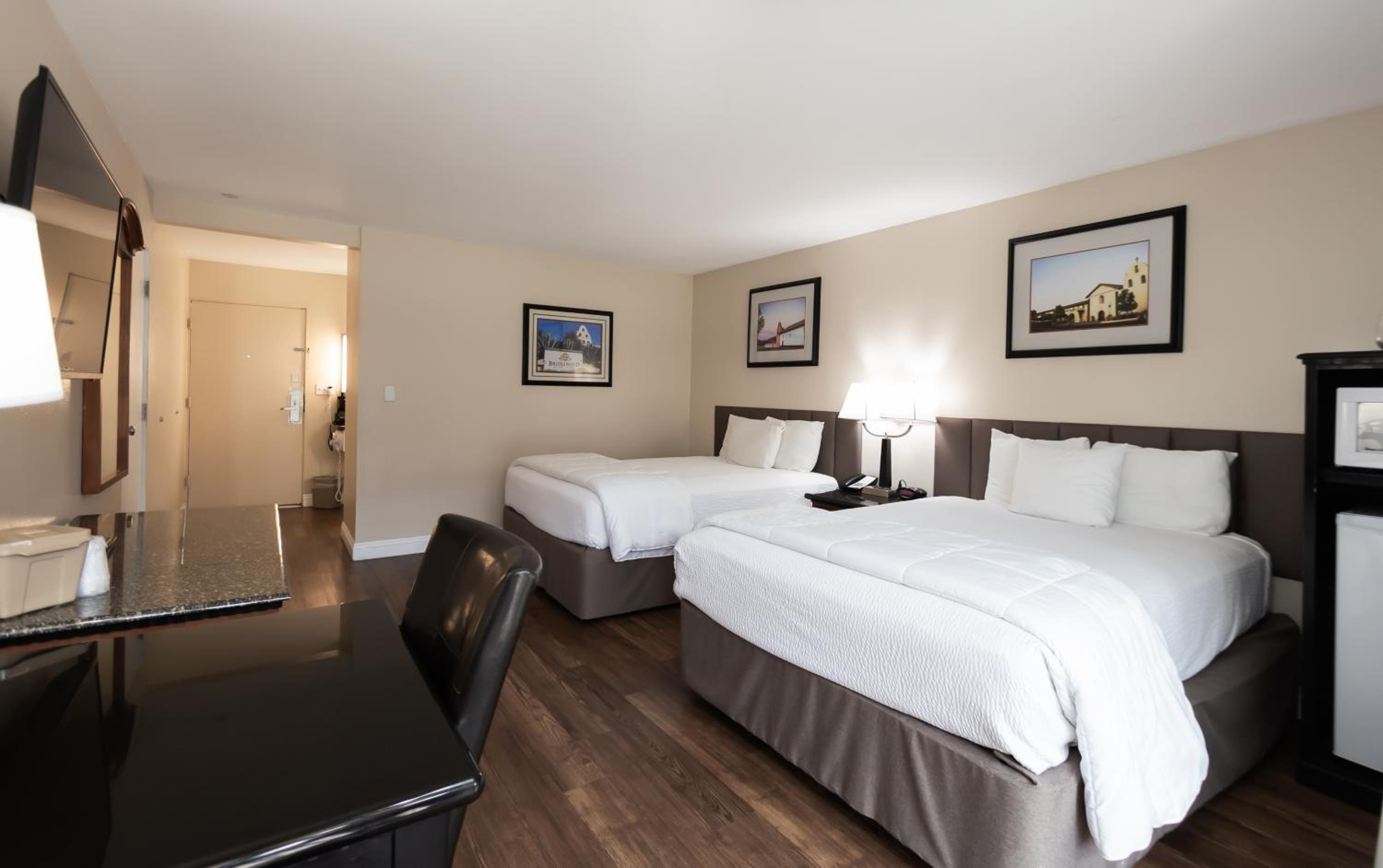 Standard Room with Two Double Beds (Ground Level) - Photo 3