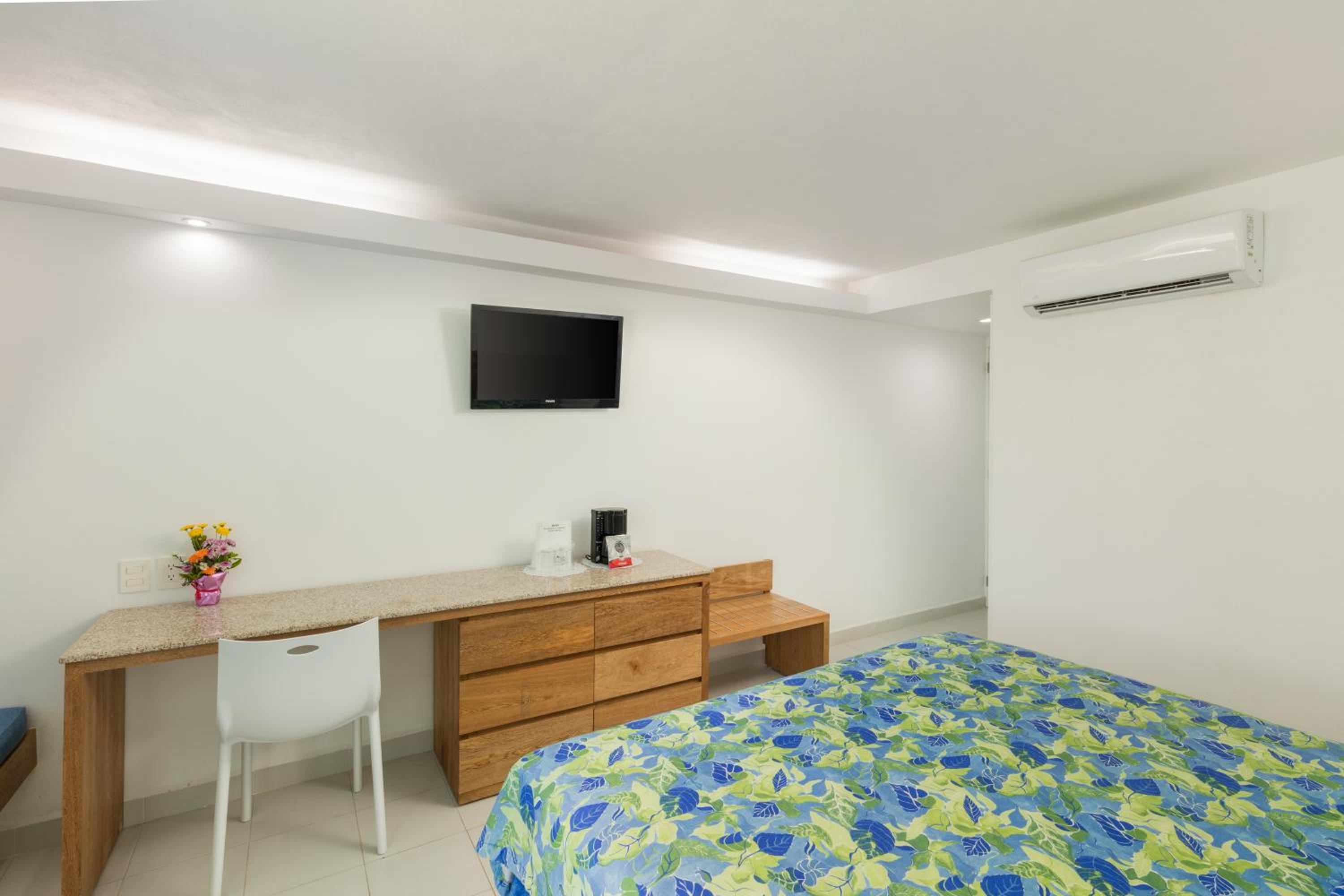 Superior King Room with Garden View - Photo 2