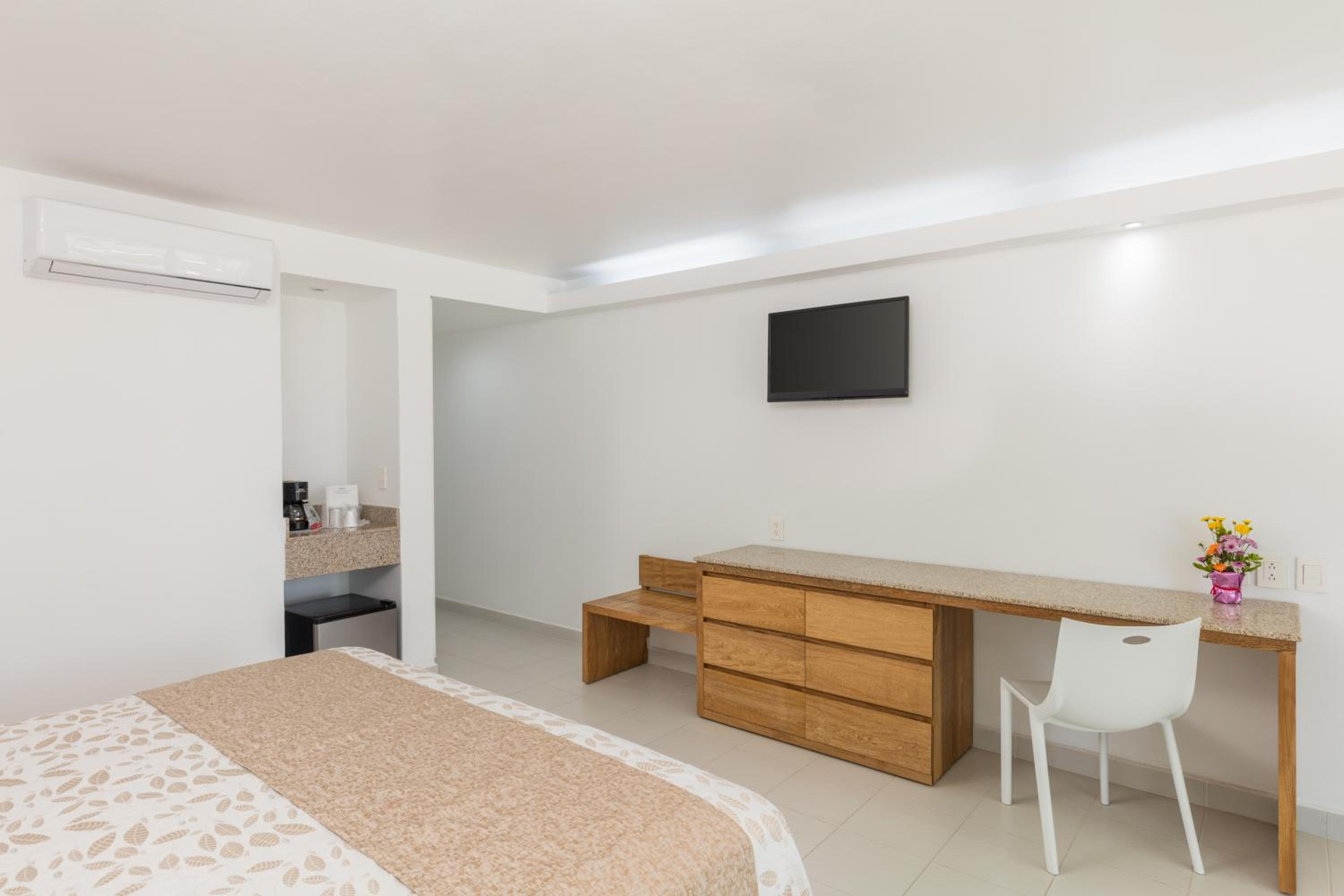 Superior King Room with Garden View - Photo 1