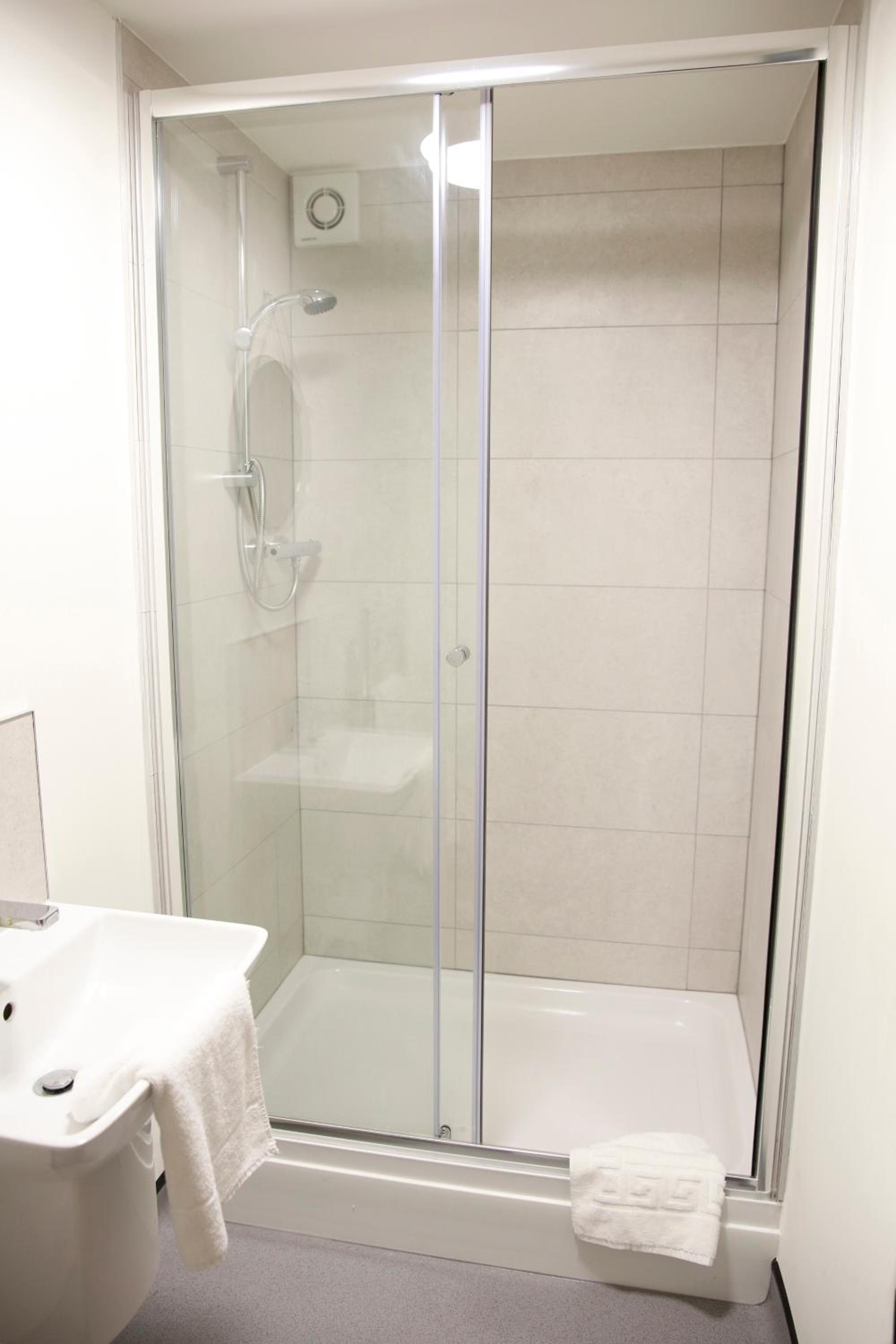Deluxe King Room - Photo 13