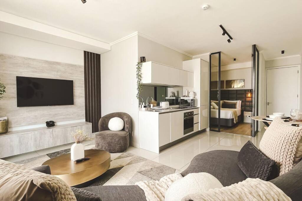 One-Bedroom Apartment with Balcony and City View photo 1