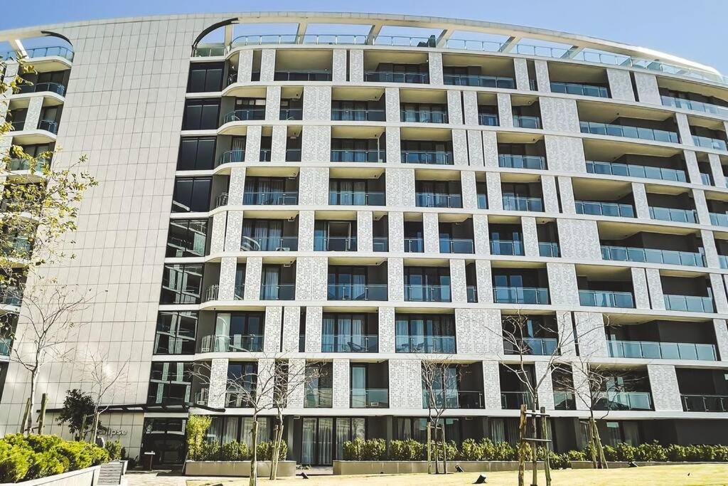 One-Bedroom Apartment with Balcony and City View photo 2