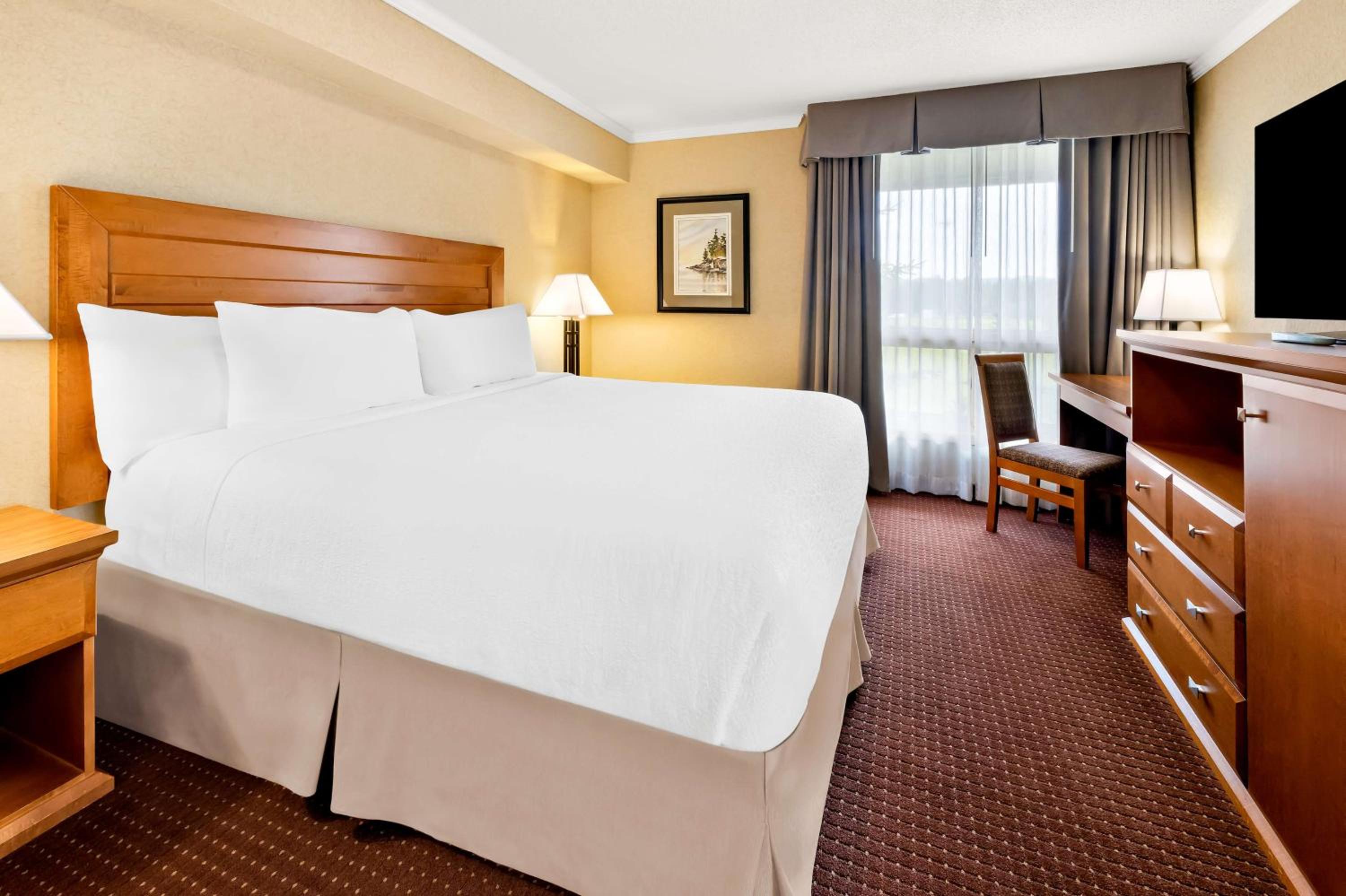 King Suite with Balcony - Non-smoking photo 3