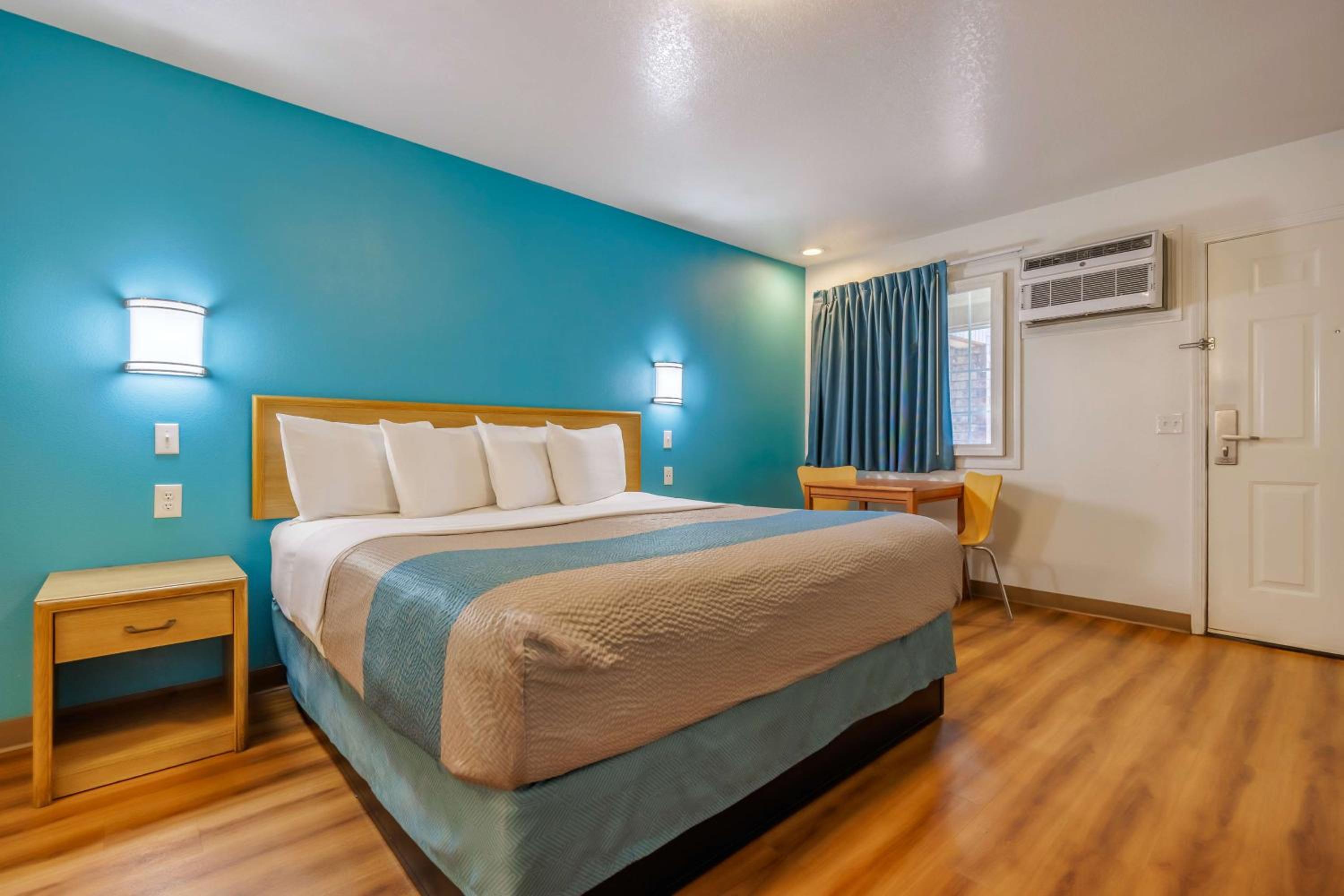 Deluxe King Room - Non-Smoking