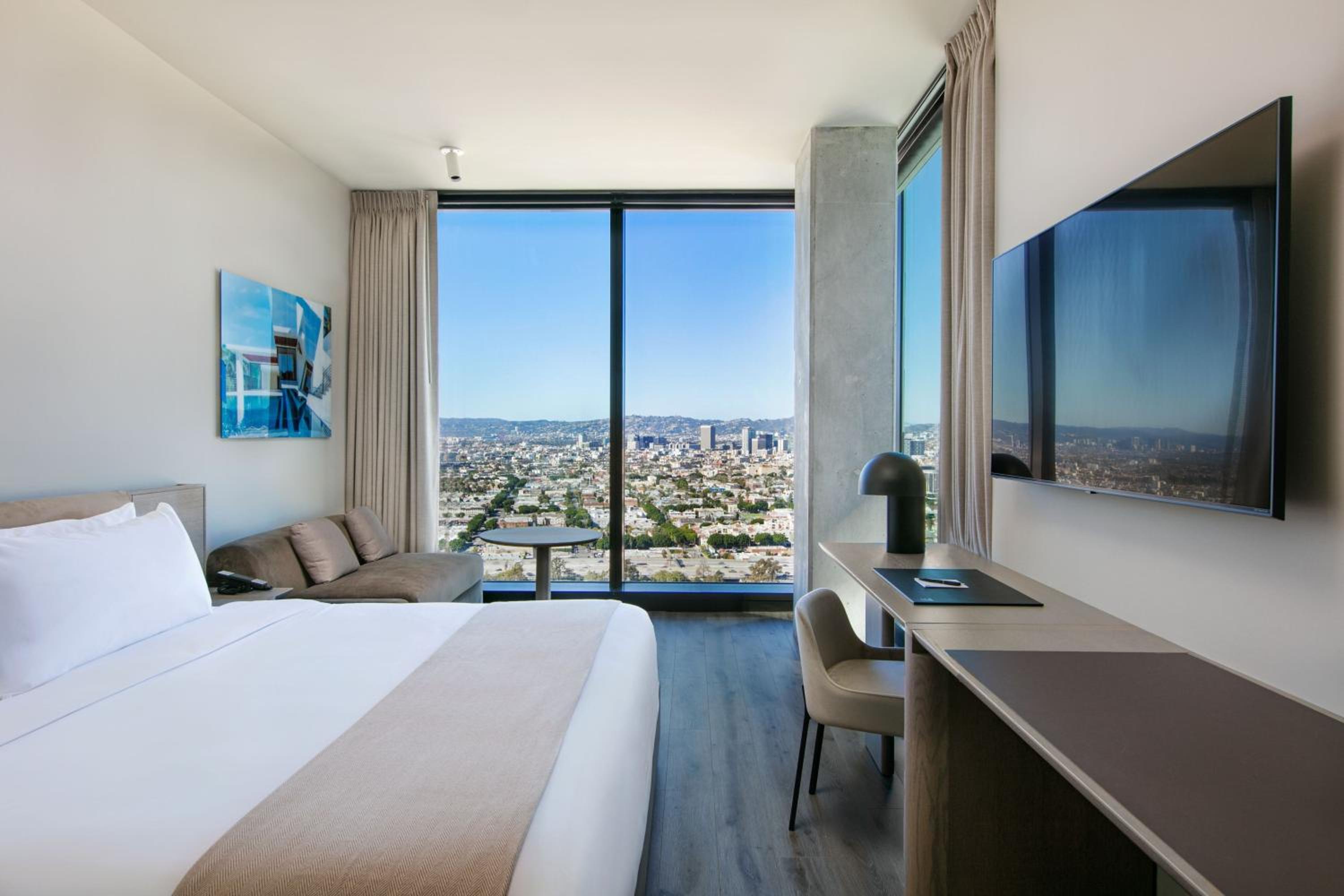 Corner King Room with City View