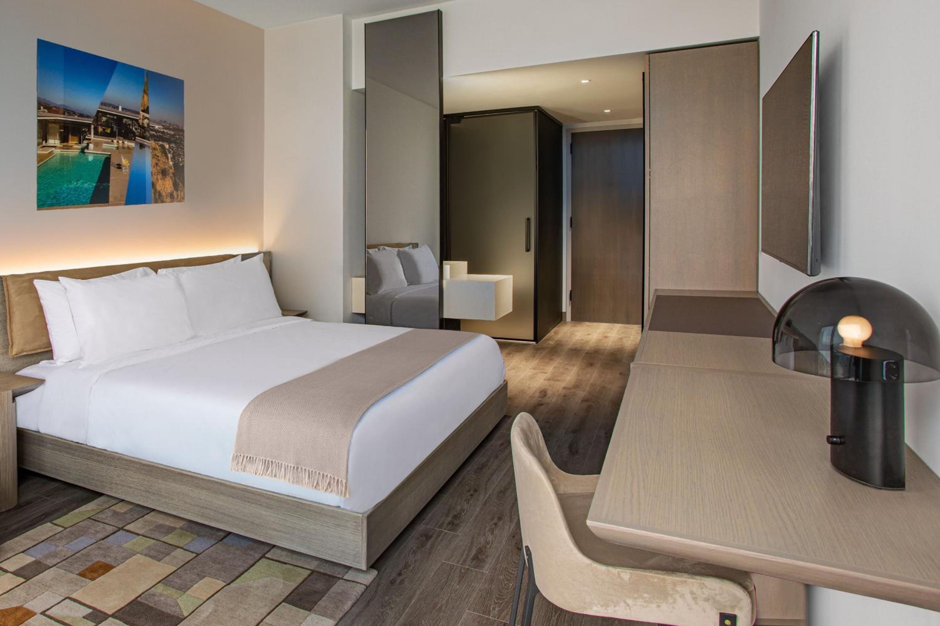 King Room with City View thumbnail 5