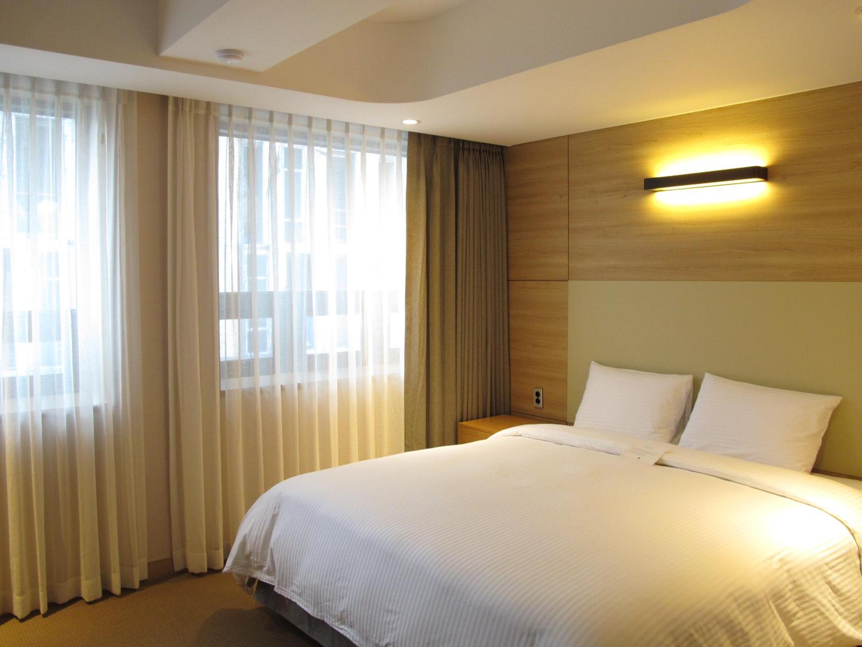 Studio Suite (1 King Bed) - Photo 10