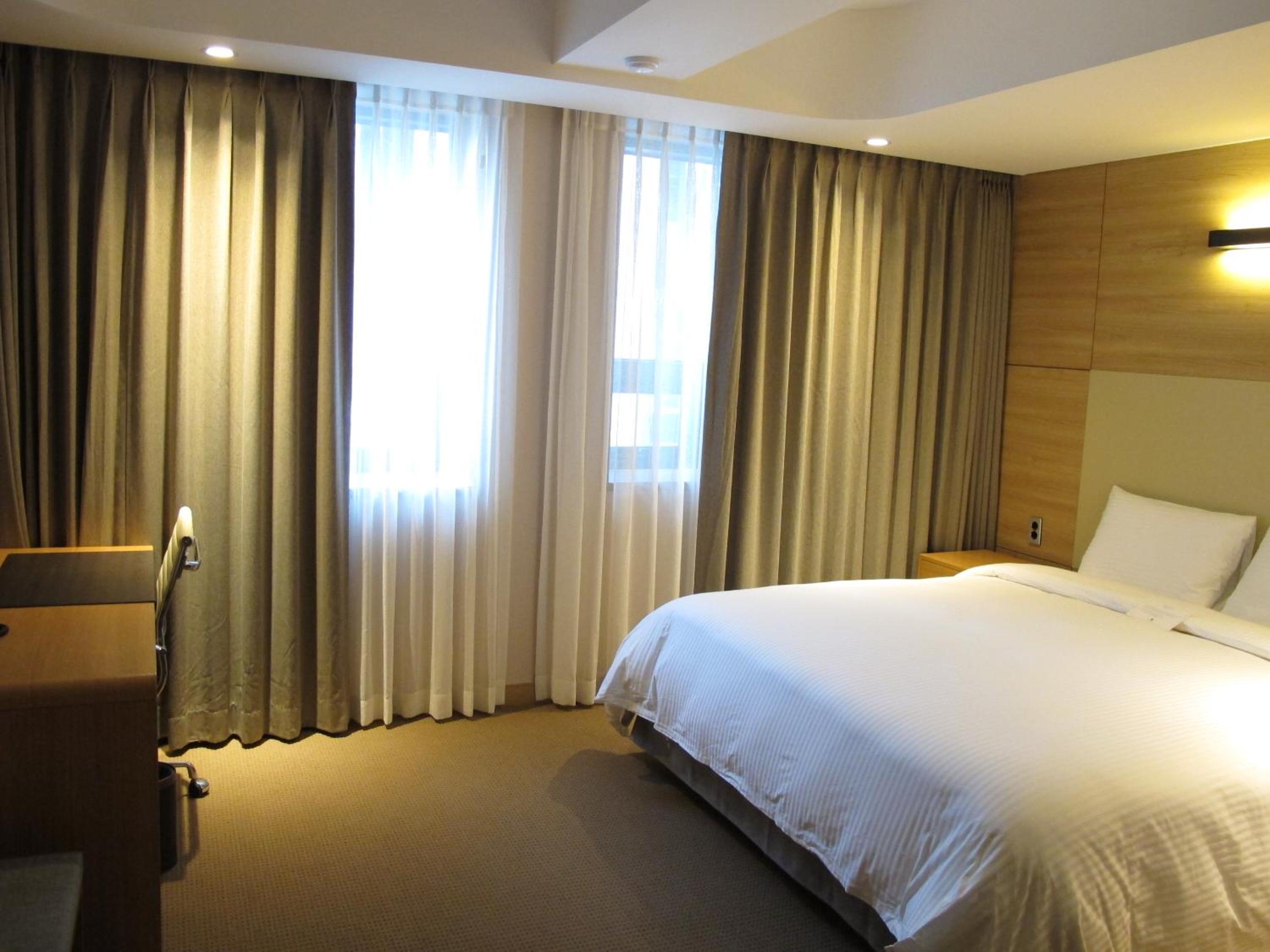 Studio Suite (1 King Bed) - Photo 1