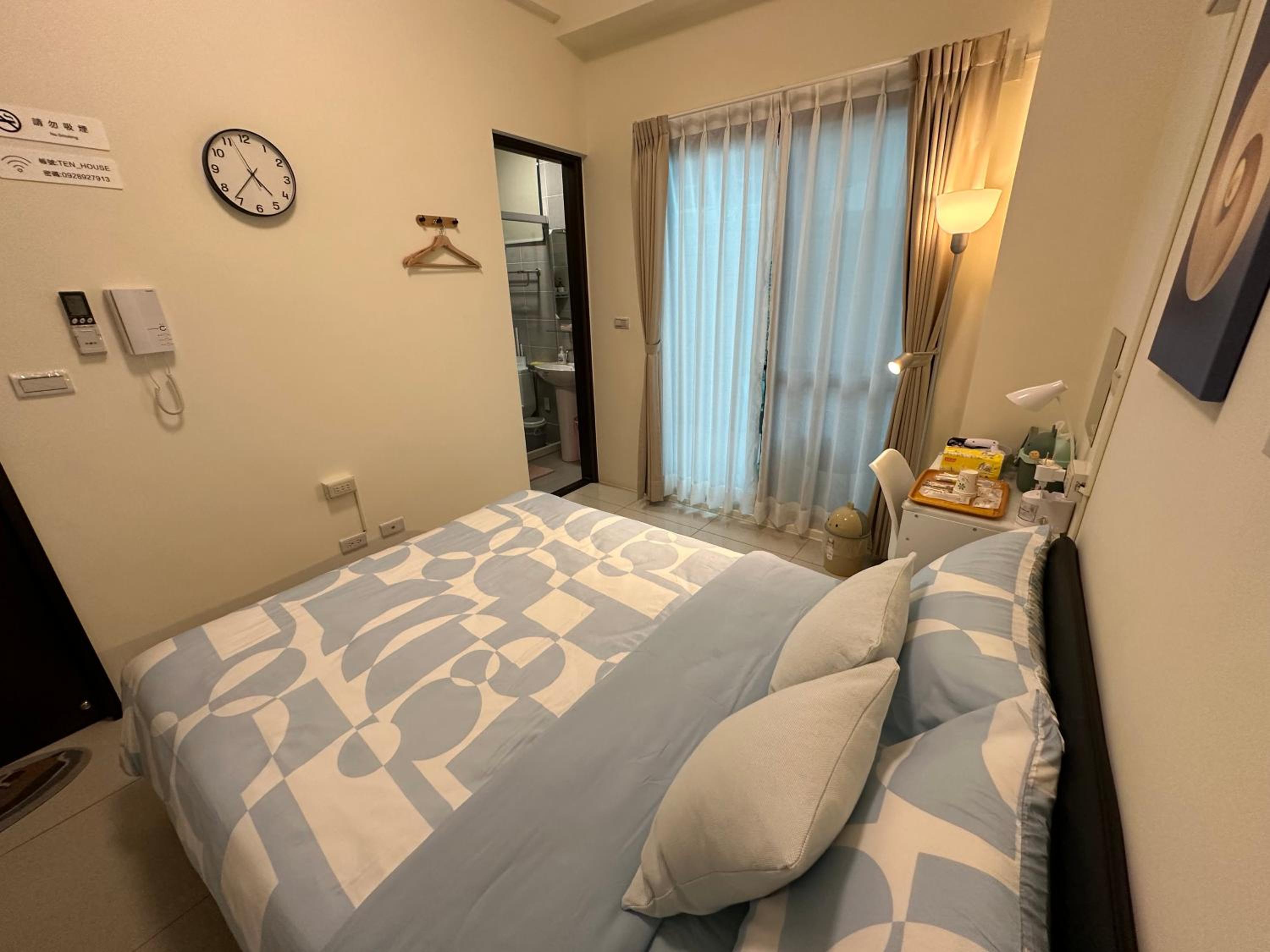 Deluxe Double Room with Private Bathroom photo 3