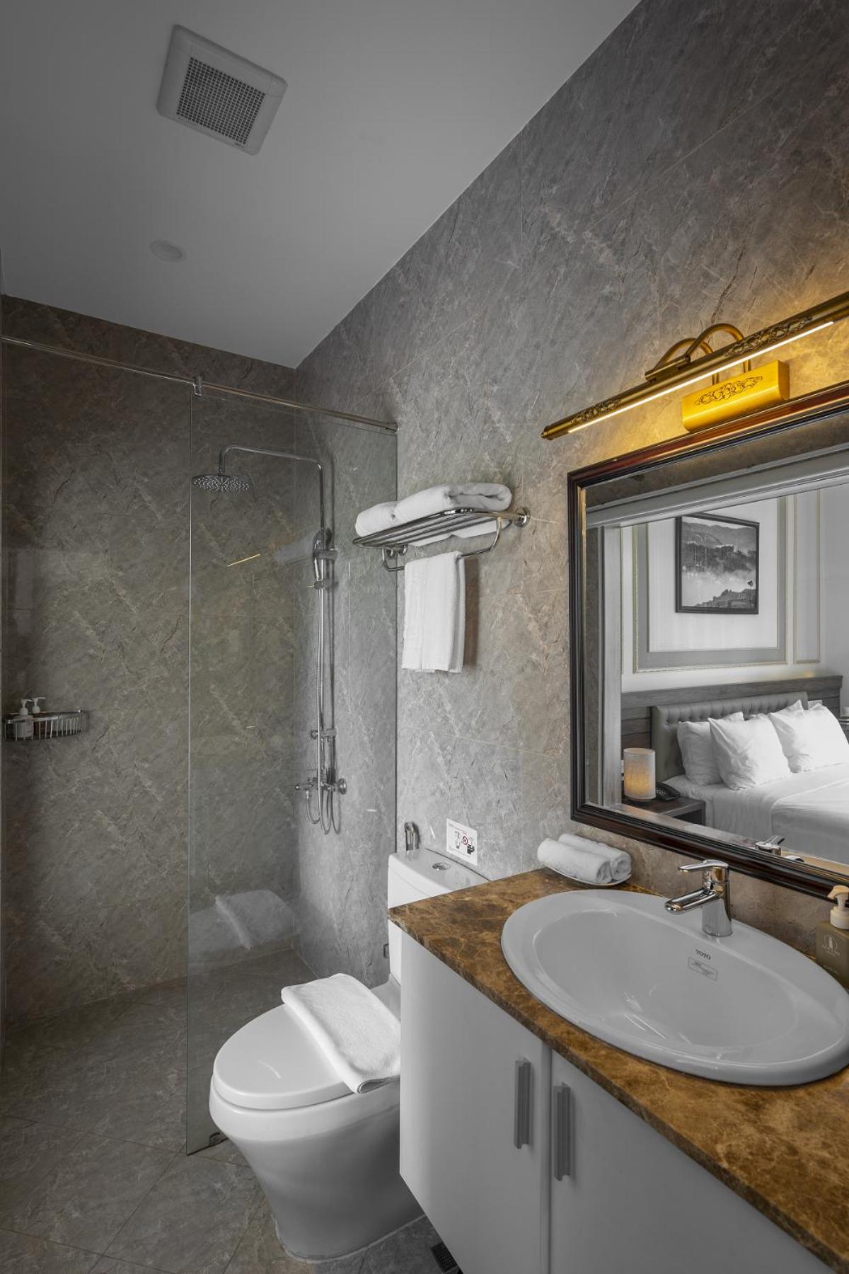 Deluxe Twin Room with City View - Photo 3
