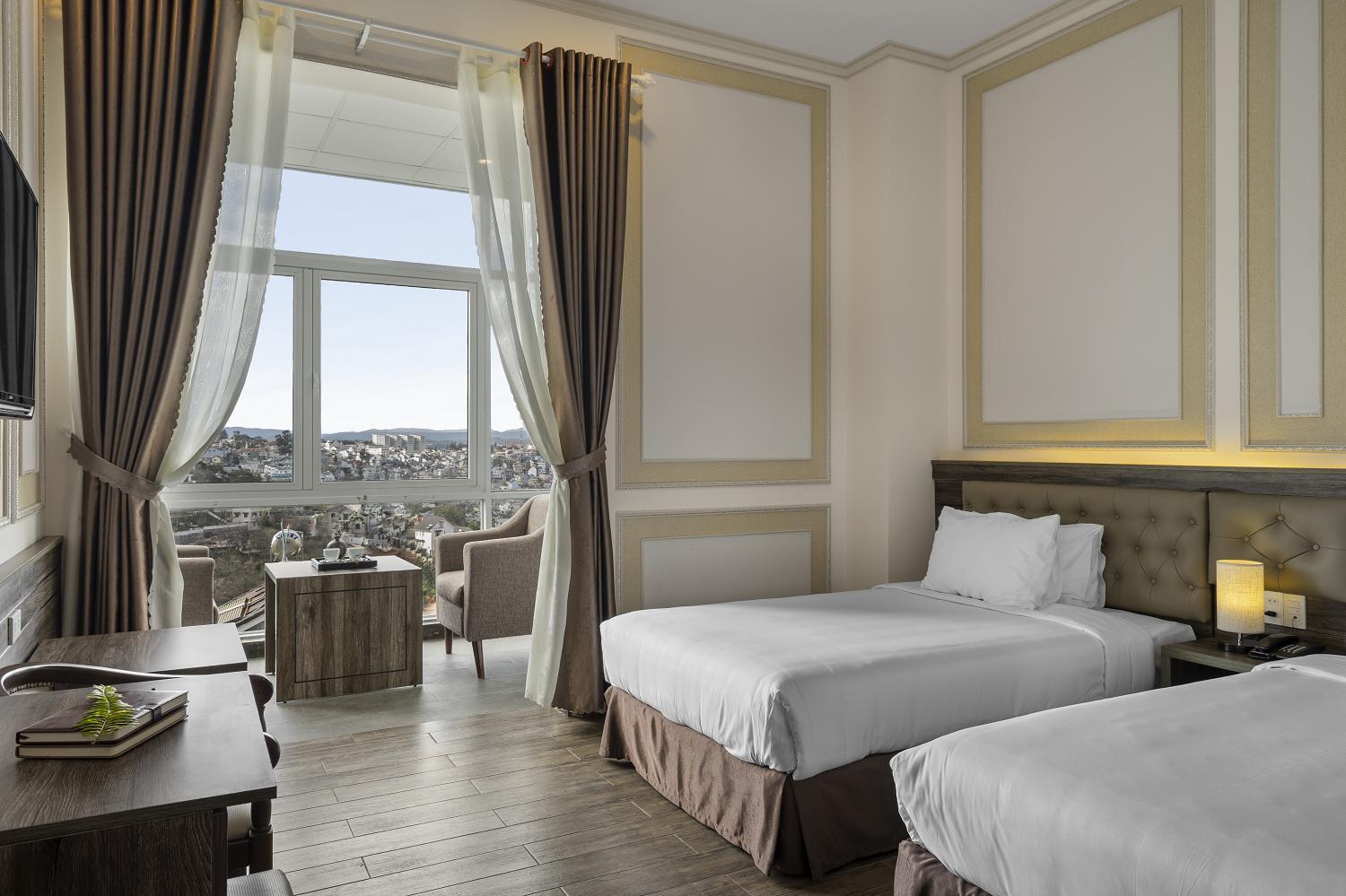 Deluxe Twin Room with City View - Photo 1