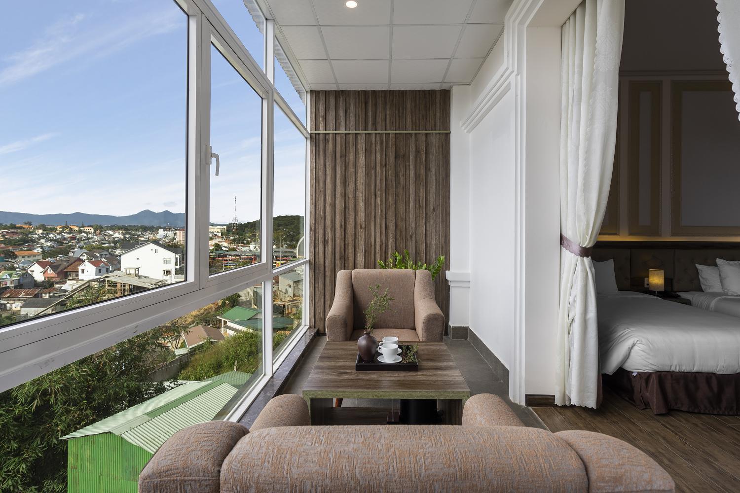 Deluxe Twin Room with City View - Photo 4